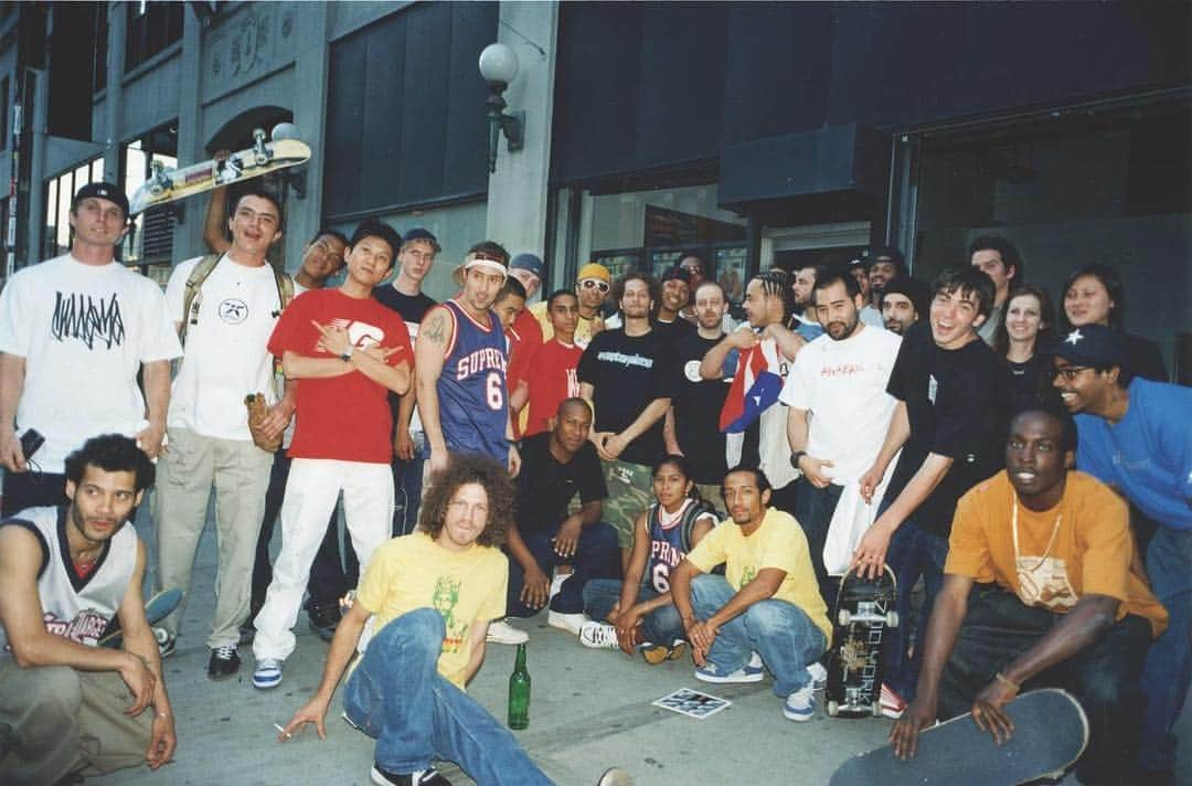 シュプリームさんのインスタグラム写真 - (シュプリームInstagram)「Supreme crew, Lafayette Street, New York City 2001 📷 @kennethcappello」4月22日 23時01分 - supremenewyork