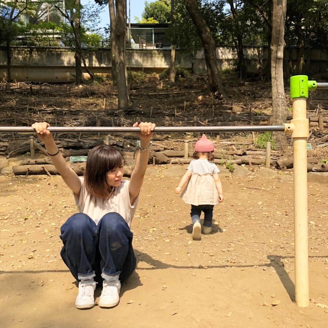 虎南有香のインスタグラム：「置いてけぼりな私…🙄 ミキホと久しぶりに会えたーーー🤤💖 いつもまったりな私達だけど、今日はマシンガントークだったな〜🗣www 解散する1秒前まで口が止まらなかったw 公園でご飯を食べて、一緒に遊んでくれたよ☺️ 子供も大人も砂だらけ〜」