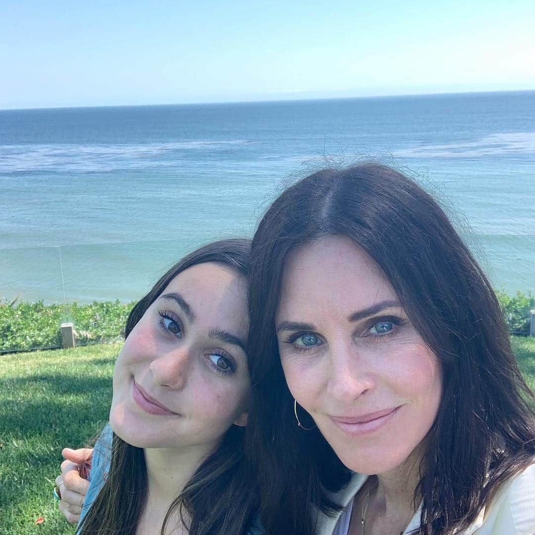 E! Onlineさんのインスタグラム写真 - (E! OnlineInstagram)「The one where Courteney Cox could be twins with her daughter. 👯(📷: @courteneycoxofficial)」4月22日 23時01分 - enews