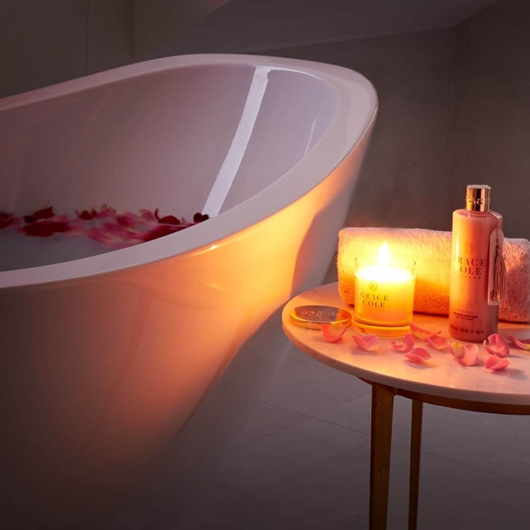 Grace Coleさんのインスタグラム写真 - (Grace ColeInstagram)「Bathe away the bank holiday - lock yourself away in a bath full of bubbles, light a fragrant candle and let the relaxation commence  #bathaway #bankholidaymonday #bankholiday #relaxation #bathtime #metime #bubblebath #fragrantcandle #lightacandle #candle #bathroomcandle #relax #calm #destress #soothe #bath #bathroominspiration #enjoy #weekend」4月22日 23時01分 - gracecoleltd