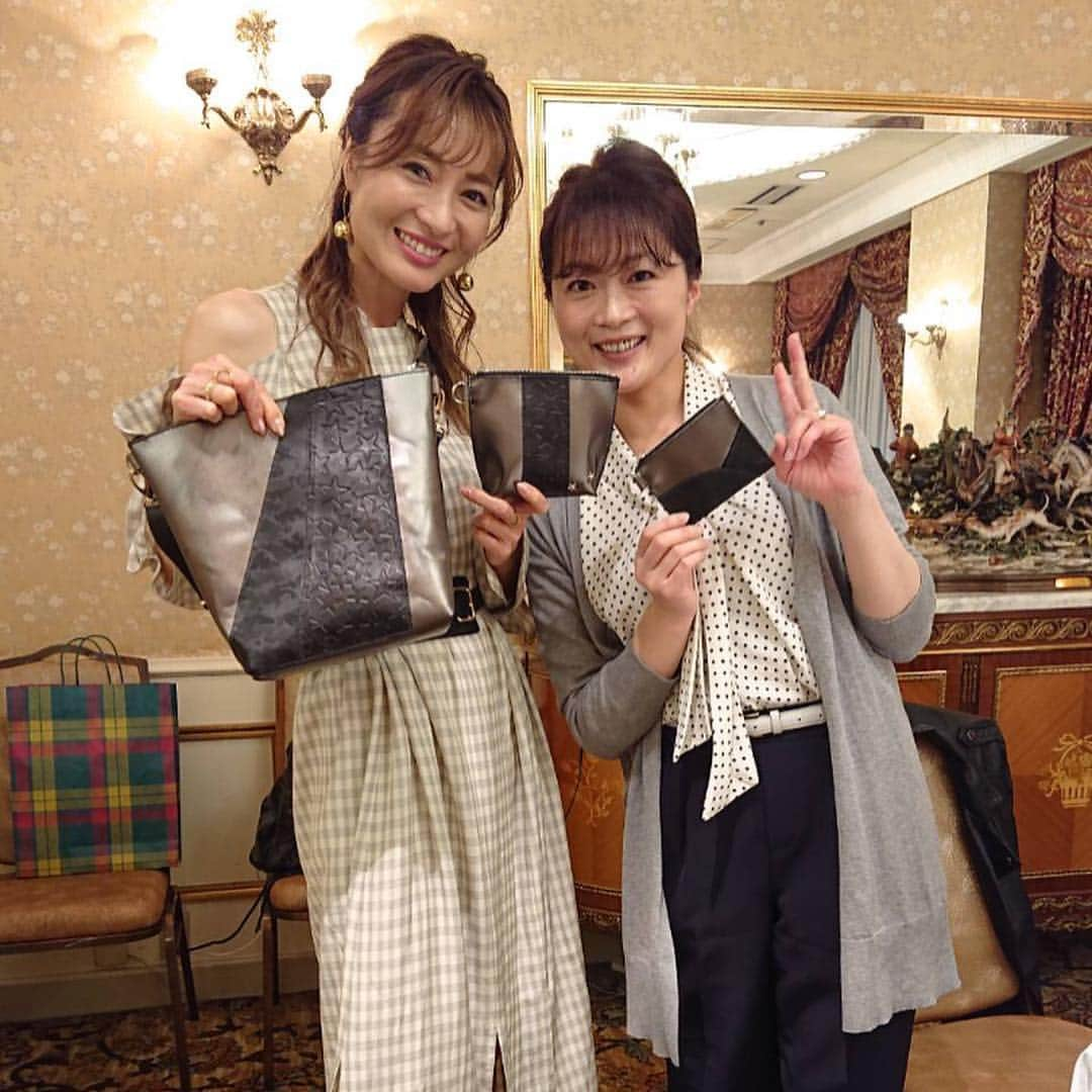 新山千春さんのインスタグラム写真 - (新山千春Instagram)「出会えてから もう20年以上なるんだけど、、、💗 地元も同じ青森🍏で ずっと大好きな自慢の友達の 愛ちゃん(*˘︶˘*).｡.:*♡ . 忙しい中で、今日の仙台でのイベントに 会いに来てくれた愛ちゃん💖 . 一緒に #にこにこベリー 🍓 食べて一緒に幸せ😋👍😋 .  愛ちゃんの手作り！ しかも全部手縫いなんだって😍👏👏 すごいなぁ(*˘︶˘*).｡.:*♡ #handmade で #レザークラフト っていう 手作りとは思えないbag👜に ポーチにパスケースまで 3つも！！ 娘に作ってくれたんだぁ🤩 . こうやったら もっと使いやすいかな？ とか娘の趣味とかも 色々考えて、 1つ1つ手作りしてくれた気持ち💖が 嬉しいなぁ(*´╰╯`๓)♬ . 大好きな人❤️から プレゼントしてもらうから なおさら愛しいんだねぇ👜💗 .  ありがとねぇ💖愛ちゃん🌹 愛ちゃんのInstagram  @haihaaai  可愛いよ💖 .  _____________________________________________________🌴#LA 好き🌴 #art 🎨好き#🌸 #Japaneseactress #casualcoordinate #denimcoordinate #makeup #model  #mama#mamastyle #Instagood #cooking #streetwear #mamacoordinate #hairarrange #streetfashion  #outfit #casualstyle  #outfitstyle #촬영 #粉我 #나를따르라  #fashionistas #dailylook #coodinate #新山千春  _____________________________________________🌴🌵🌴」4月22日 23時13分 - chiharuuu_0114