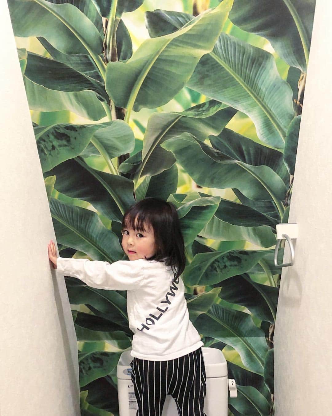いなざうるす屋さんのインスタグラム写真 - (いなざうるす屋Instagram)「グリーンが欲しいのに飾る場所がない。 ならば壁をグリーンにしちゃおうぜ会🔥 会長いなざうるすです。 . 超絶激狭トイレ。 バナナ葉っぱ🍌の壁紙で超絶ボタニカル🌴 . 入会お待ちしてます🦖 . #ボタニカル #トロピカル #3歳 #3歳2ヶ月 #床材オタク #壁紙オタク #輸入壁紙オタク #床材マニア #壁紙マニア #輸入壁紙マニア #壁紙 #輸入壁紙 #wallpaper #walpa  #床材 #クッションフロア #クッションシート #壁紙屋本舗 #フェイクグリーン #観葉植物 #インテリアグリーン #fakegreen #interiorgreen #zakka #造花 #アーティフィシャルフラワー #artificialflower #artificial#我が家は楽天で出来ています」4月22日 23時09分 - inazaurusu_ya
