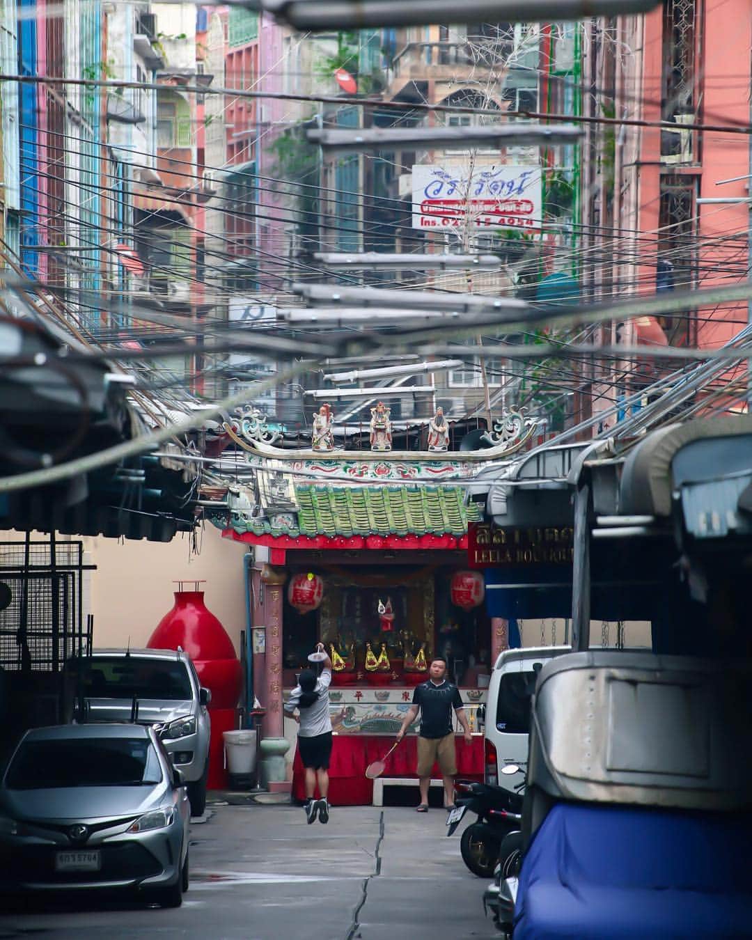 Shunsuke Miyatakeのインスタグラム：「People playing under the Wired society, Bangkok, Thailand.」