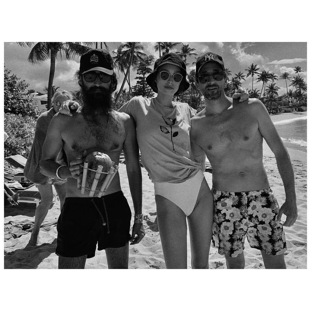 アレキサンドラ・アゴストンさんのインスタグラム写真 - (アレキサンドラ・アゴストンInstagram)「🌴beach brothers 🌴 @houseofwaris @adrienbrody 🥥 @chriscolls  @staerkandchristensen xxx」4月22日 23時12分 - alexandraagoston