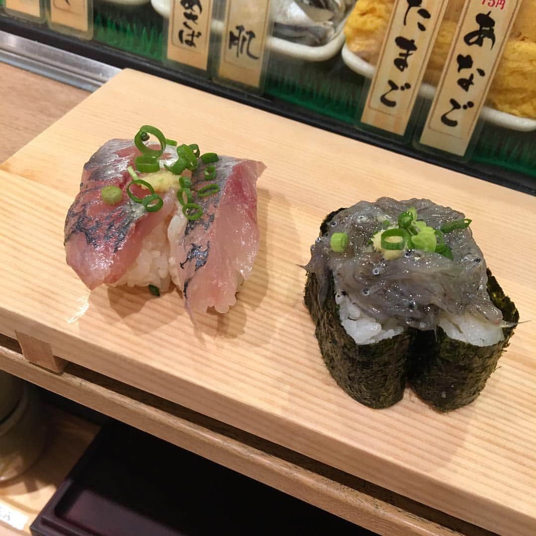 花津ハナヨさんのインスタグラム写真 - (花津ハナヨInstagram)「お昼に立ち食い寿司、魚がし日本一へ。 シャリ小さめで握ってもらいました。これはあじと生しらす。 美味しいもの食べたいから、明日も仕事場の二駅手前で降りて歩こう… #魚がし日本一 #渋谷ランチ」4月22日 23時17分 - 872874