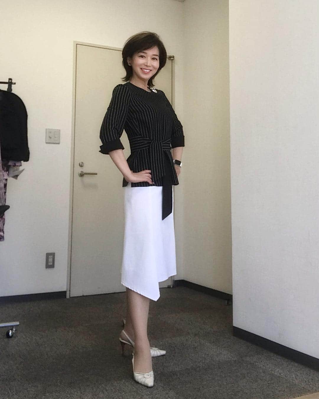伊藤聡子さんのインスタグラム写真 - (伊藤聡子Instagram)「今日の衣装はブラックにストライプ柄のトップスにアシンメトリーのスカート。 珍しくシックなスタイルでしたが、たまにはこういうのもいいね😄 #メーテレアップ#pierrecardin #伊藤聡子」4月22日 23時17分 - satokoito73