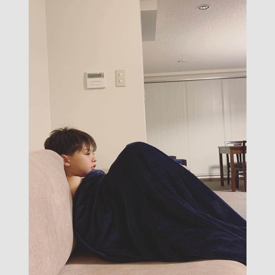 バイリンガル3兄妹のインスタグラム：「眠くない 眠れない ってリビングにいる人。 ・ ・ そういえばいつからクウガの就寝時間は9時になったんだっけな。 ・ 7歳のエマと4歳の華の就寝時間は夜の8時。 ・ 空雅もずっと8時だったけど… いつから9時にしたんだっけな。 3年生くらいだったかな？ ・ もう6年生だし、そろそろまた就寝時間を変更する時期なのかな？と思って ・ 世の中の6年生は一体何時に寝るのか調べてみたところ ・ ・ 2.3枚目参照 ・ ・ というわけで10時にします。 10時から6時半で8時間半。 理想じゃん！最高じゃん！！♡ ・ ・ 子供は(大人もか?)健やかな眠りがあってこその、活発な日中生活ですからね♡ ・ 睡眠は大事♡ ・ と言いつつ 私はこれからドラマ#あなたの番です を見ます。おやすみなさい😂 ・ ・ #眠い #けどドラマ見たい #小6男子 #空雅 #バイリンガル3兄妹」