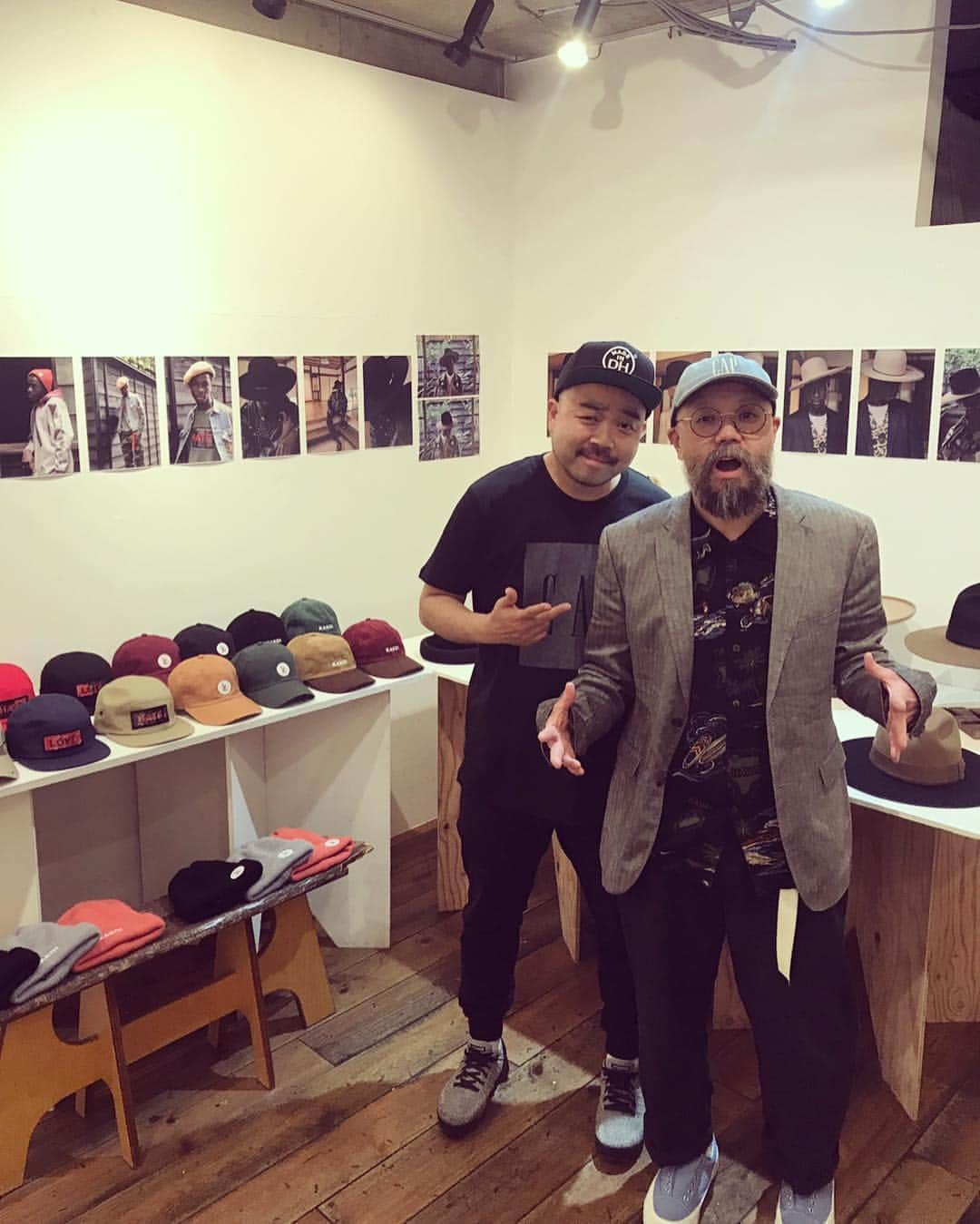 DJ HAZIMEさんのインスタグラム写真 - (DJ HAZIMEInstagram)「先週末のお写真📸 @kakoi_tokyo 展示会 お邪魔しました🧢 @iggy1924 先輩 お元気そうで何よりです👍 #kakoi #イグニッションマン #ヒデボウイ」4月22日 23時21分 - djhazime