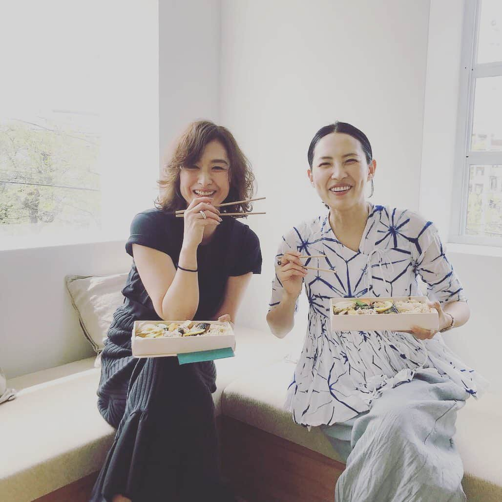 浜島直子さんのインスタグラム写真 - (浜島直子Instagram)「父さん 今日は 私の レジェンドモデルにも 会えたわけで👑✨✨✨ ・ #magazinelee  #lee7月号 #はまじのずっと好きでした #亜希 さん #マイレジェンドモデル #腹筋も顔筋も #痛いわけで」4月22日 23時21分 - hamaji_0912