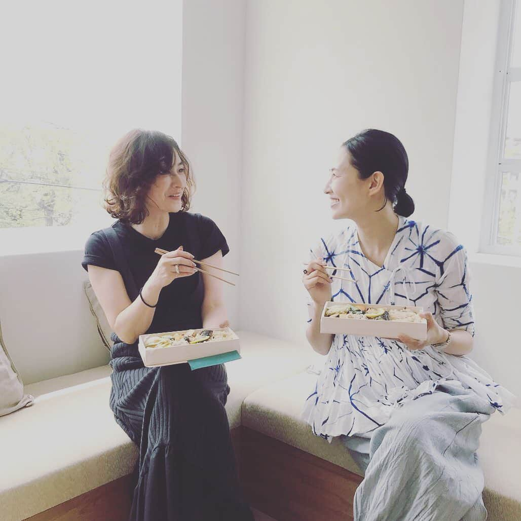 浜島直子さんのインスタグラム写真 - (浜島直子Instagram)「父さん 今日は 私の レジェンドモデルにも 会えたわけで👑✨✨✨ ・ #magazinelee  #lee7月号 #はまじのずっと好きでした #亜希 さん #マイレジェンドモデル #腹筋も顔筋も #痛いわけで」4月22日 23時21分 - hamaji_0912