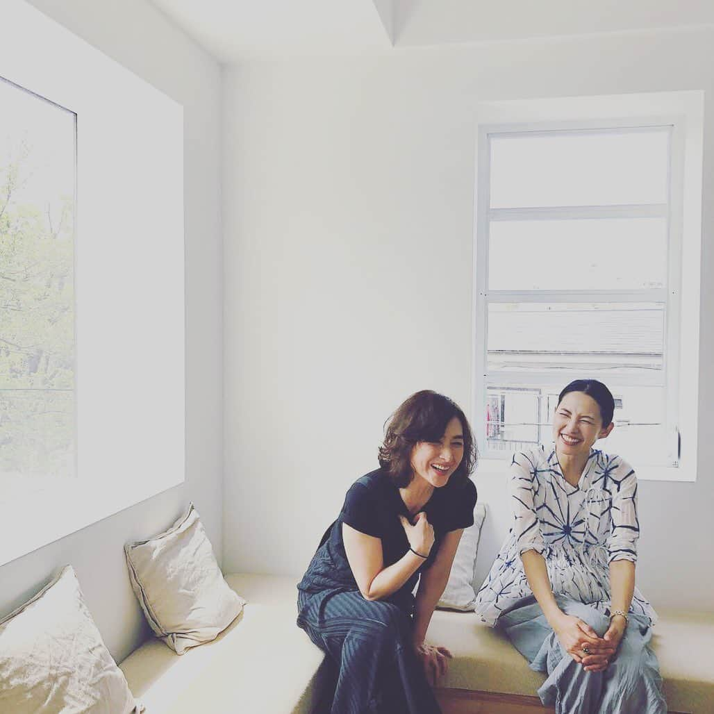 浜島直子さんのインスタグラム写真 - (浜島直子Instagram)「父さん 今日は 私の レジェンドモデルにも 会えたわけで👑✨✨✨ ・ #magazinelee  #lee7月号 #はまじのずっと好きでした #亜希 さん #マイレジェンドモデル #腹筋も顔筋も #痛いわけで」4月22日 23時21分 - hamaji_0912