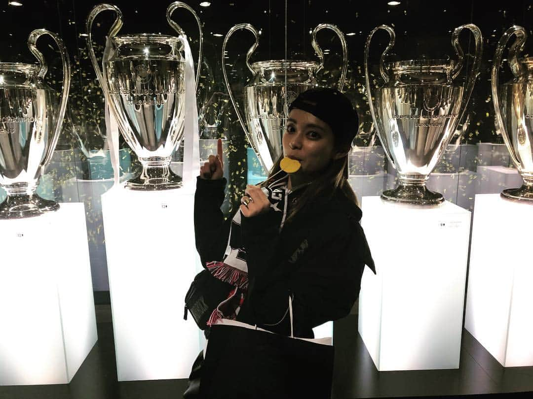 SHO-NOさんのインスタグラム写真 - (SHO-NOInstagram)「#realmadrid #madridista #halamadrid  #santiagobernabeu  はじめてのベルナベウはVIPルーム！ レアルマドリード一生大好き！ アラマドリー！ 呑気にチョコ食べながら写真とってるけどVIPルームはいったとき普通に泣いた」4月22日 23時31分 - shono.contact