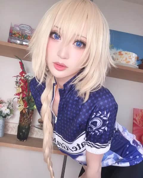 のインスタグラム：「ジャンヌ・ダルクのコスプレ！ インスタ更新しました！ ツイートはこちら！ https://twitter.com/chamomi017/status/1119819900074115073?s=21 YouTubeも投稿しました！ https://youtu.be/9s7AV5mK2Ug #コスプレイヤー #コスプレ #コスプレイヤー自画撮り部 #コスプレ好き  #cosplaygirls #cosplaygirl #fgocosplay #fgocos #cosplay #cos #cosplayphoto #cosplaymodel #cosplayworld #kawaiicosplay #cosplayphotography #cosmetics  FGOサイクルジャージを着てみました！ Fate/Grand Order ジャンヌダルク  #FGO #カルデアロードバイク部 #ジャンヌダルク #ジャンヌ」