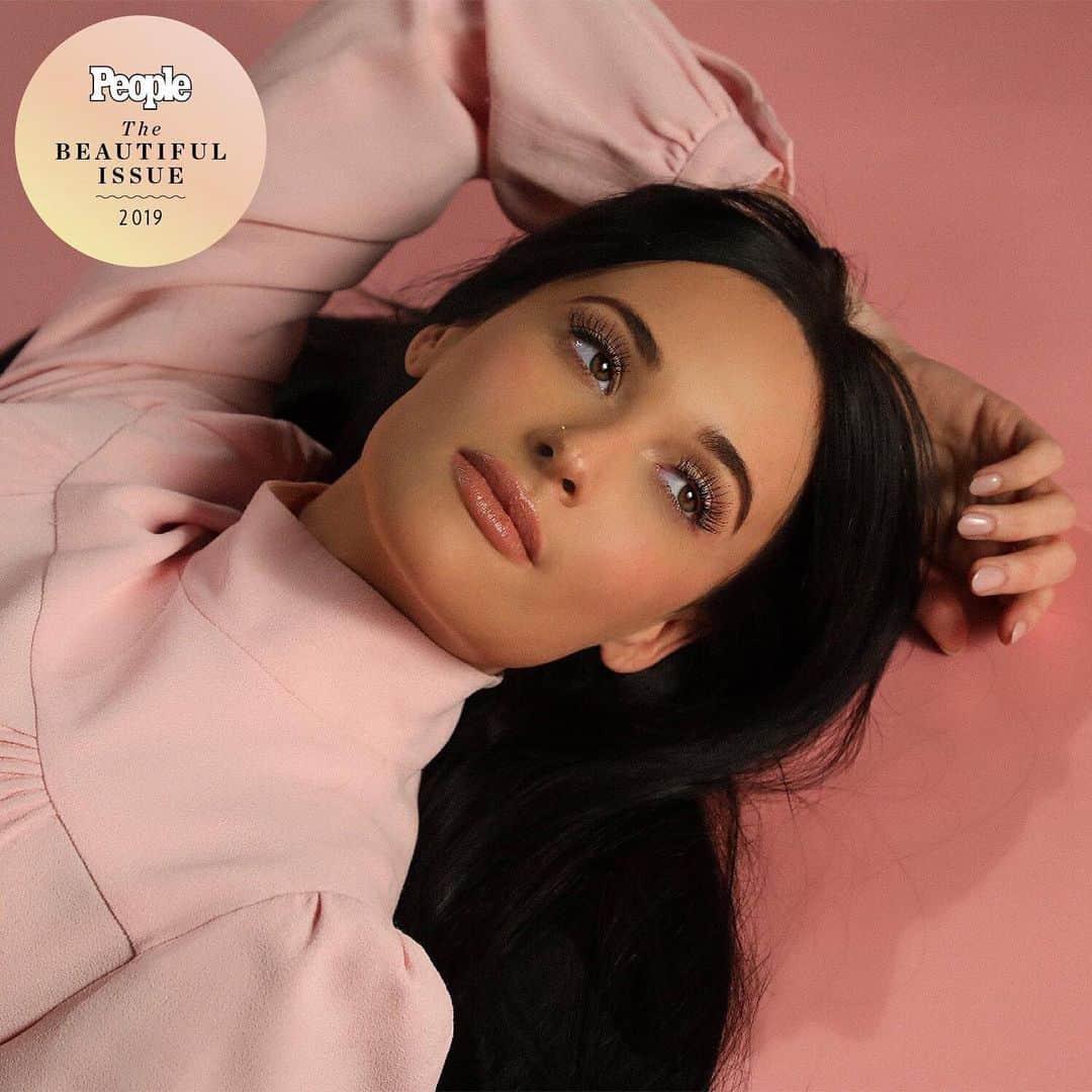 People Magazineさんのインスタグラム写真 - (People MagazineInstagram)「The #BeautifulIssue is almost here! 😍 Grammy Award winner Kacey Musgraves, who rocks our world with her music, is one of our Beauties of the Year. ❤️| 📷: @bmoorevisuals」4月22日 23時27分 - people
