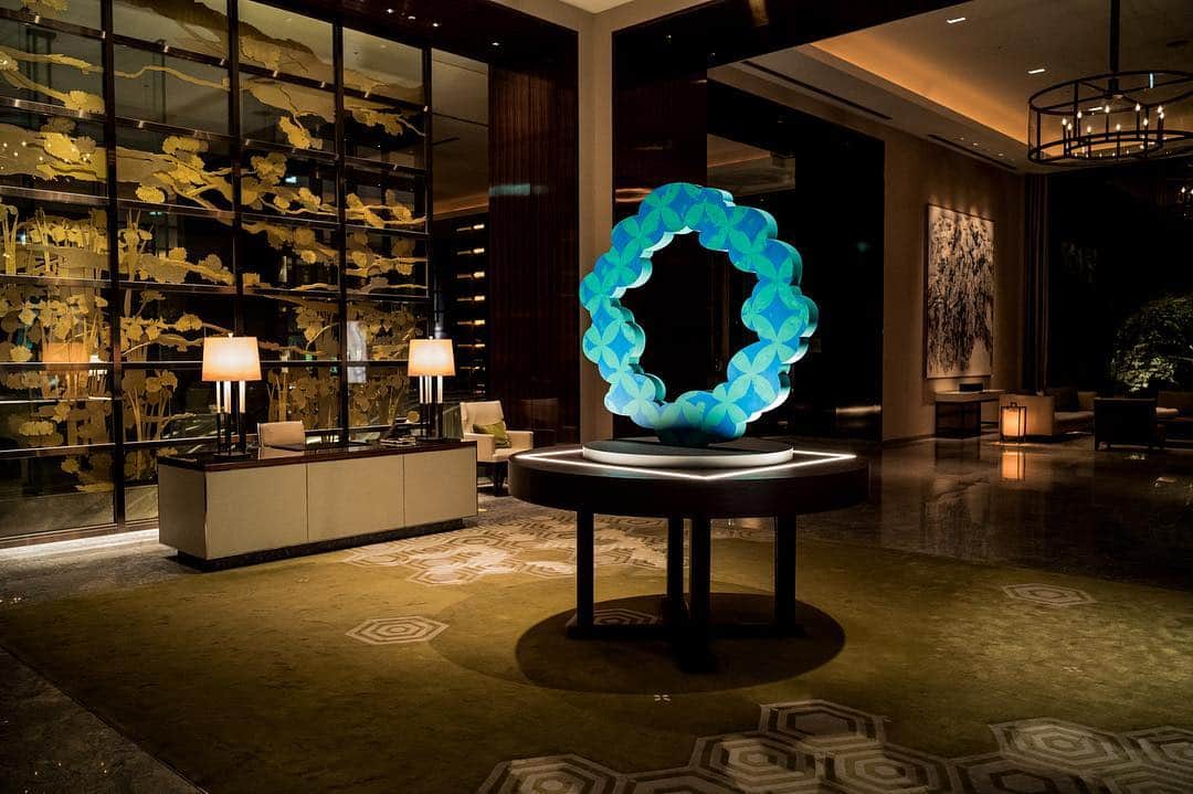 ノリタカタテハナのインスタグラム：「Palace Hotel Tokyoでのアートインスタレーションが始まりました🎨﻿ 私がディレクションを手掛けたスイーツやカクテルもお召し上がりいただけます。﻿ ﻿ ヒールレスシューズが手に入る宿泊プランやInstagramキャンペーンも開催中です❗️﻿ ﻿ -﻿ ﻿ @PalaceHotelTokyo﻿ ﻿ 本日よりアーティスト舘鼻則孝氏との﻿ コラボレーション第四弾 「WINDOW "A Celebration of New Beginnings"」がスタート。ロビーのインスタレーション展示とともに、バーのカクテル、ラウンジやペストリーショップのスイーツがお楽しみいただけます。﻿ ﻿ 期間中Instagramキャンペーンも開催中!Collaborating with contemporary artist Noritaka Tatehana, the event WINDOW has started today! Come check out the installation art and special sweets and cocktail, and take part in our Instagram contest.﻿ ﻿ 参加方法は、﻿ ①@PalaceHotelTokyo と @Noritakacoltd をフォロー。﻿ ②イベントのインスタレーション・スイーツ・カクテルのいずれかの写真・動画に、ハッシュタグ﻿ #PalaceTokyoWindow2019 をつけて投稿その他詳細は、プロフィールのリンクよりご確認くださ﻿ い。皆さまのご参加をお待ちしています!﻿ ﻿ #パレスホテル東京 #舘鼻則孝 #アート #インスタレーション #ホテルロビー #新たな時代 #丸の内 #ザパレスラウンジ #ロイヤルバー #スイーツアンドデリ﻿ ﻿ #PalaceHotelTokyo #NoritakaTatehana﻿ #installationart #artwork #art #hotellobby﻿ #newbeginnings #Marunouchi #ThePalaceLounge﻿ #RoyalBar #SweetsAndDeli」
