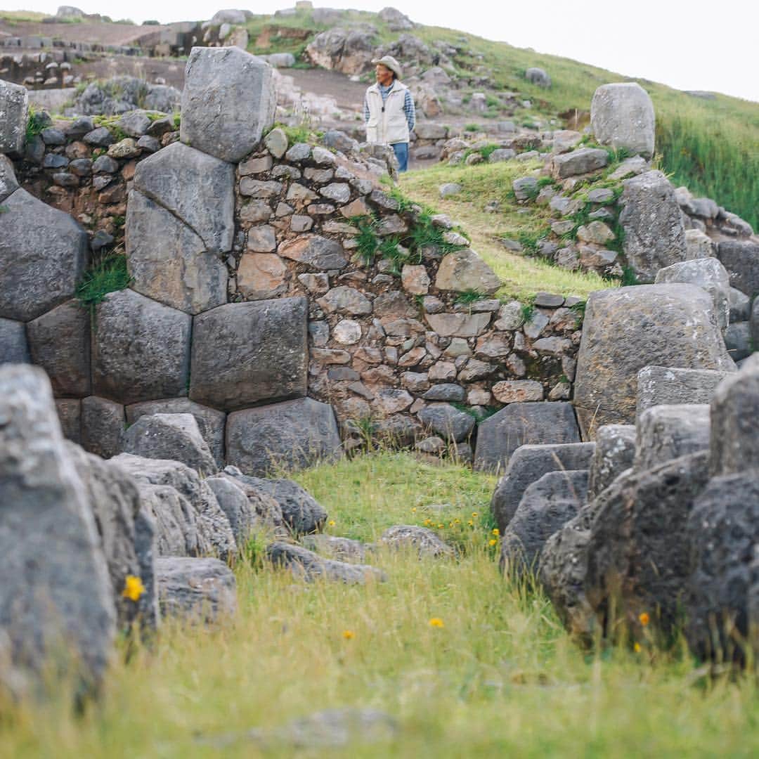 李翔さんのインスタグラム写真 - (李翔Instagram)「照片是庫斯科郊區的高地，#sacsayhuaman  這裡就能看到古印加人建造的技術，仔細端看石頭之間的縫隙，會佩服到不行。每年的六月，這裡還有祭祀太陽神的儀式，記得那天從高處俯瞰庫斯科市區的時候，我不知道哇了幾百次了。 - 謝謝 @peru @sonytaiwan  #SonyAlpha #SonyA7M3 #SonyA7III #Sony秘魯映像#SEL24105G - #Lr_Vibrant #bbctravel #natgeo #stayandwander  #natgeoyourshot #yourshotphotographer #lima  #差差秘魯紀錄 #whpvibes  #traveladventures  #lovetheworld  #ilovetravel #natgeotravel #春  #igersperu  #peru #gothere #spring #culturetrip #yourshot  #BeAlpha  #mylpguide #lonelyplanet  #tripcom」4月22日 23時30分 - rookie030