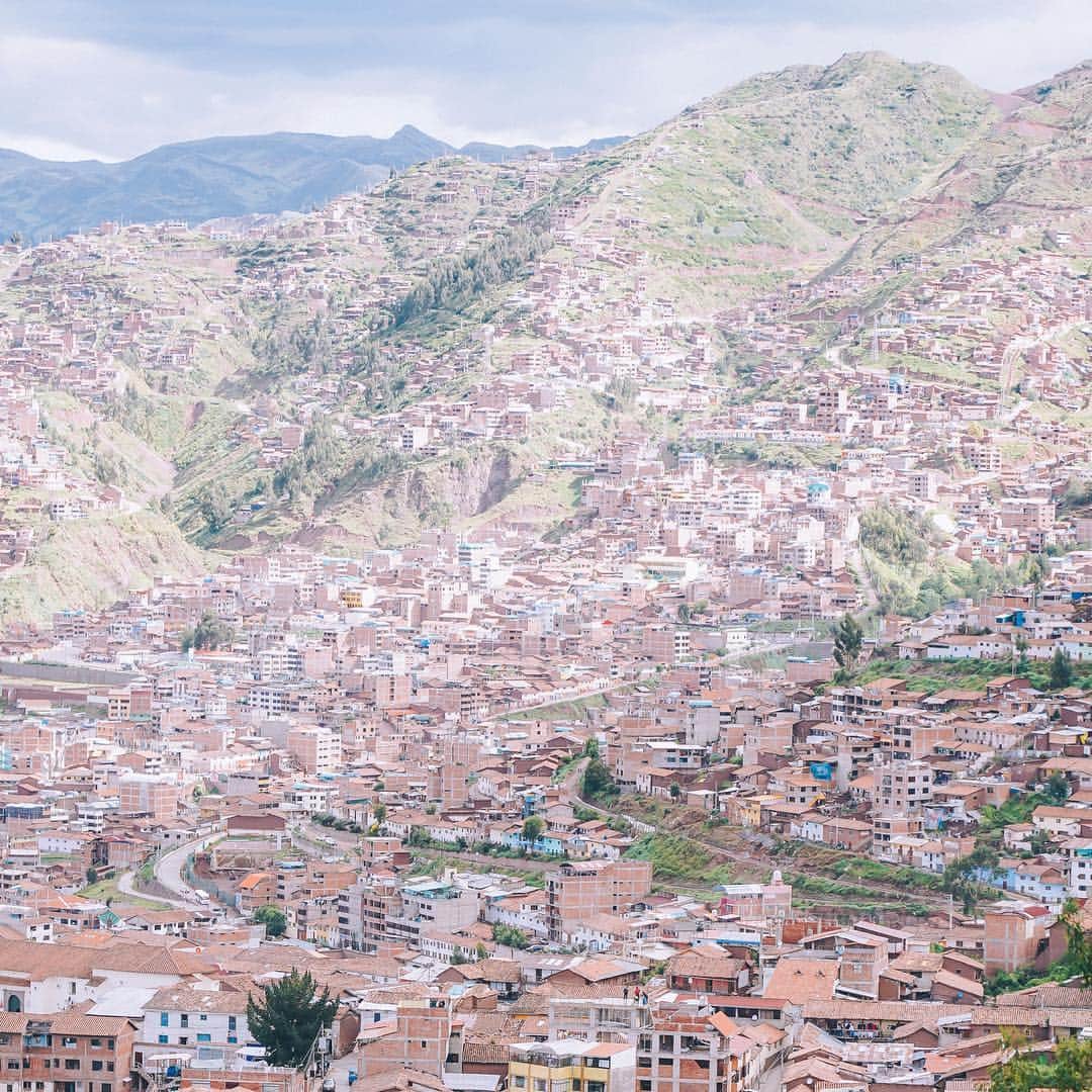 李翔のインスタグラム：「照片是庫斯科郊區的高地，#sacsayhuaman  這裡就能看到古印加人建造的技術，仔細端看石頭之間的縫隙，會佩服到不行。每年的六月，這裡還有祭祀太陽神的儀式，記得那天從高處俯瞰庫斯科市區的時候，我不知道哇了幾百次了。 - 謝謝 @peru @sonytaiwan  #SonyAlpha #SonyA7M3 #SonyA7III #Sony秘魯映像#SEL24105G - #Lr_Vibrant #bbctravel #natgeo #stayandwander  #natgeoyourshot #yourshotphotographer #lima  #差差秘魯紀錄 #whpvibes  #traveladventures  #lovetheworld  #ilovetravel #natgeotravel #春  #igersperu  #peru #gothere #spring #culturetrip #yourshot  #BeAlpha  #mylpguide #lonelyplanet  #tripcom」