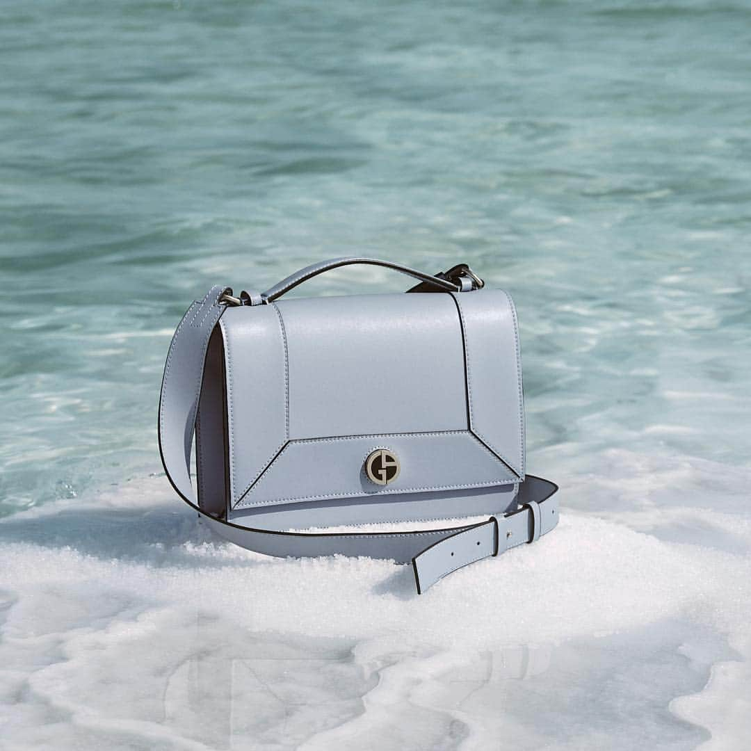 Armani Officialさんのインスタグラム写真 - (Armani OfficialInstagram)「A structured handbag in delicate hues to add a seasonal edge to your more classic summer looks #GiorgioArmani」4月22日 23時39分 - emporioarmani