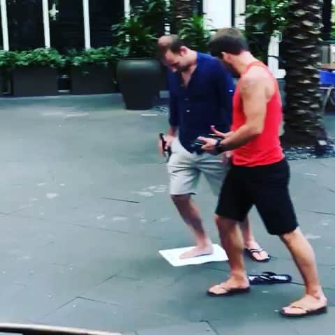ヴォーン・チピアーのインスタグラム：「3D foot scanning made easy. We can do it during lunch! #whycomplicateit #stocksizesareathingofthepast @maciekcieplucha @ericpalin @skatecable」
