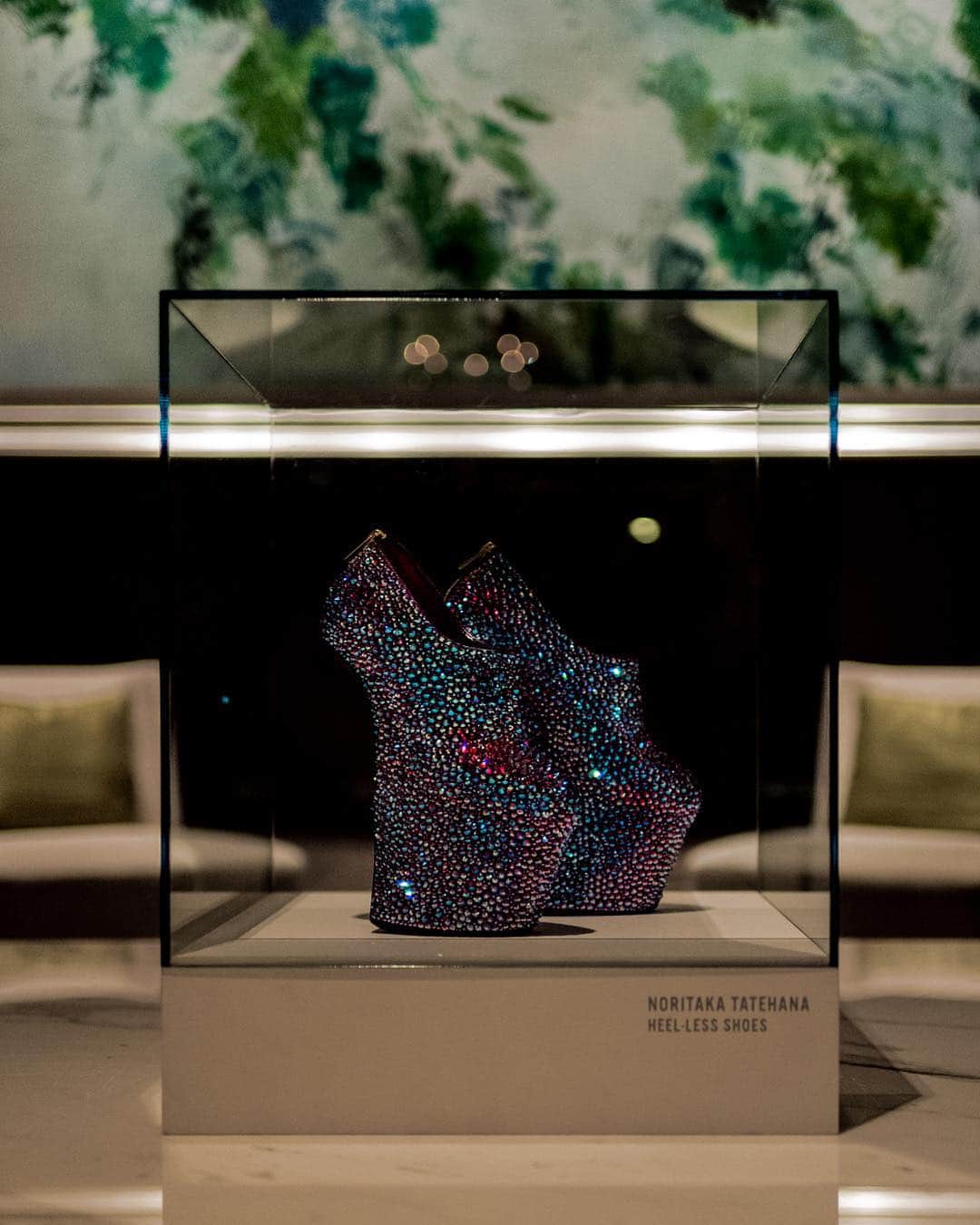 ノリタカタテハナのインスタグラム：「Palace Hotel Tokyoでのアートインスタレーションが始まりました🎨﻿ 私がディレクションを手掛けたスイーツやカクテルもお召し上がりいただけます。﻿ ﻿ ヒールレスシューズが手に入る宿泊プランやInstagramキャンペーンも開催中です❗️﻿ ﻿ #NoritakaTatehana﻿ #HeellessShoes﻿ ﻿ @Heelless_Shoes﻿ ﻿ -﻿ ﻿ @PalaceHotelTokyo﻿ ﻿ 本日よりアーティスト舘鼻則孝氏との﻿ コラボレーション第四弾 「WINDOW "A Celebration of New Beginnings"」がスタート。ロビーのインスタレーション展示とともに、バーのカクテル、ラウンジやペストリーショップのスイーツがお楽しみいただけます。﻿ ﻿ 期間中Instagramキャンペーンも開催中!Collaborating with contemporary artist Noritaka Tatehana, the event WINDOW has started today! Come check out the installation art and special sweets and cocktail, and take part in our Instagram contest.﻿ ﻿ 参加方法は、﻿ ①@PalaceHotelTokyo と @Noritakacoltd をフォロー。﻿ ②イベントのインスタレーション・スイーツ・カクテルのいずれかの写真・動画に、ハッシュタグ﻿ #PalaceTokyoWindow2019 をつけて投稿その他詳細は、プロフィールのリンクよりご確認くださ﻿ い。皆さまのご参加をお待ちしています!﻿ ﻿ #パレスホテル東京 #舘鼻則孝 #アート #インスタレーション #ホテルロビー #新たな時代 #丸の内 #ザパレスラウンジ #ロイヤルバー #スイーツアンドデリ﻿ ﻿ #PalaceHotelTokyo #NoritakaTatehana﻿ #installationart #artwork #art #hotellobby﻿ #newbeginnings #Marunouchi #ThePalaceLounge﻿ #RoyalBar #SweetsAndDeli」