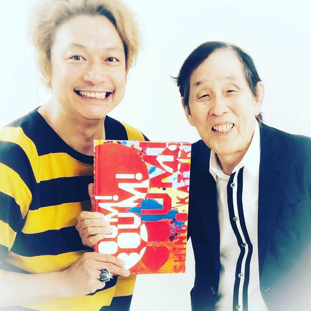 香取慎吾さんのインスタグラム写真 - (香取慎吾Instagram)「な.な.なんと！！ #欽ちゃん が 僕の #日本初個展 #boum3 を観に来てくれました！ 欽ちゃんが好きだった絵は #一笑懸命 だったと話してくれました。感謝です。一笑懸命.楽しく.これからも.絵を.いっぱい描きます！！ #萩本欽一 #香取慎吾 嬉しくて.嬉しくて.嬉しくて！！ @boum3.2019」4月22日 23時36分 - katorishingo_official