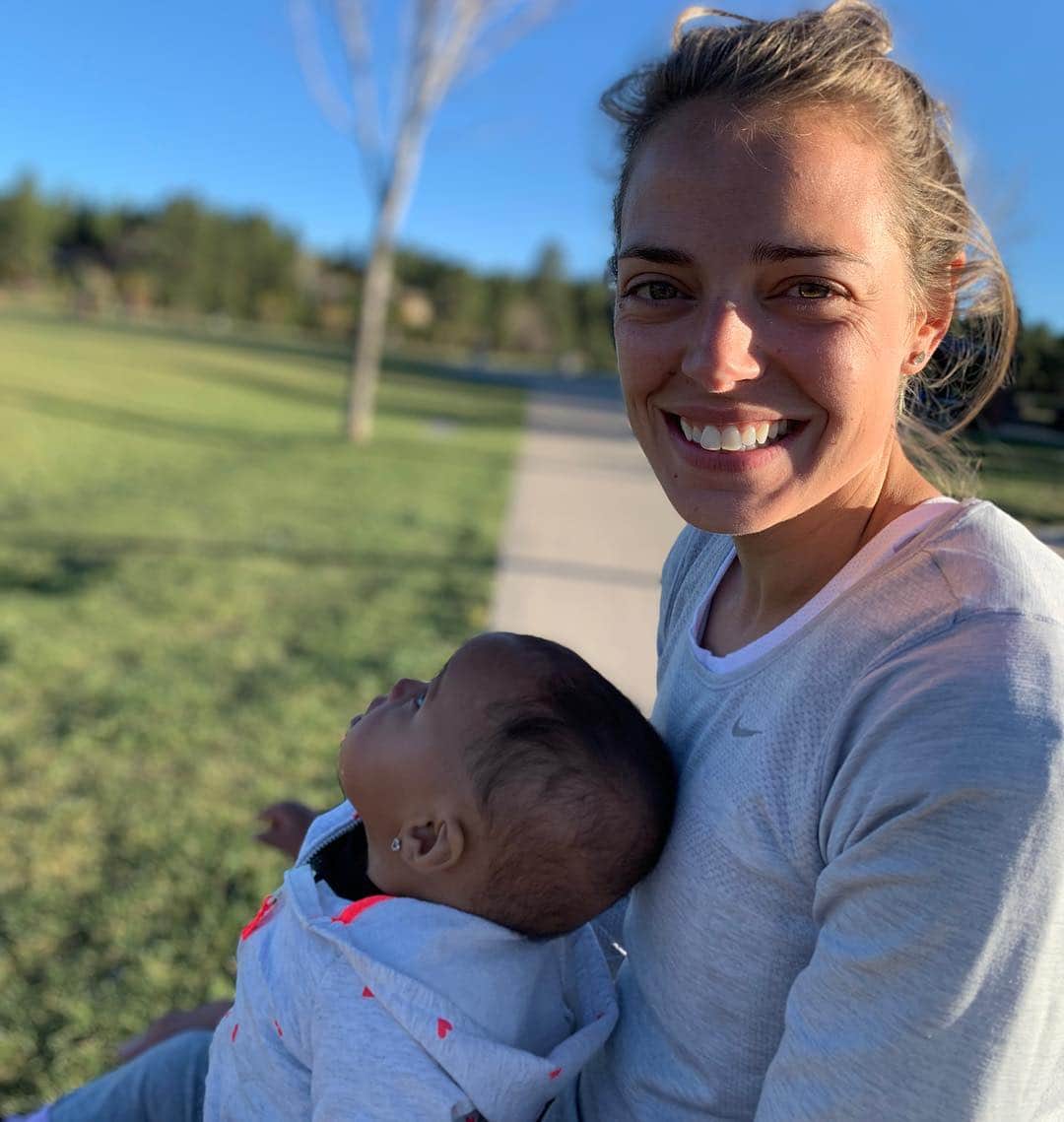 メリッサ・ビショップのインスタグラム：「The ultimate distraction, people watching (and birds). No wonder airports are a hit.  #misscorinne #flagstaff #freshair #outside #yabish #girlmom」