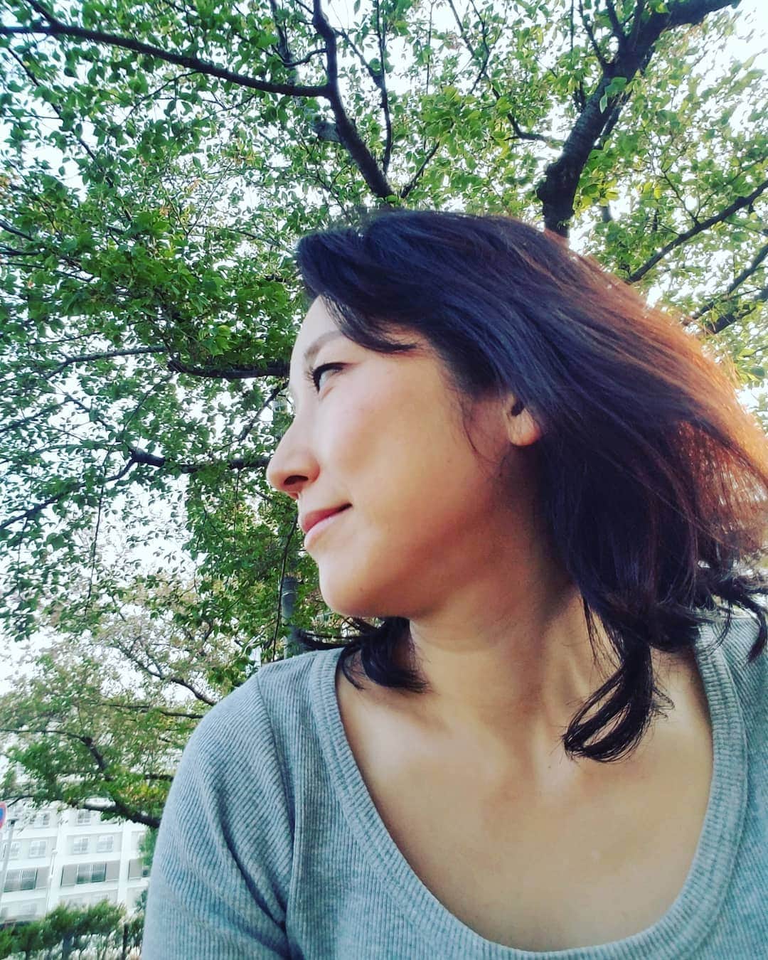 常世晶子さんのインスタグラム写真 - (常世晶子Instagram)「ふとした素顔が、いつの間にかおばさんになったなーと思うけれど、まーいーか💦 大地に根を張って生きている。逞しく見える自分も本当は好き。  #息子と公園 #お化粧なんて気にせず #服も適当」4月22日 23時42分 - tokoyo_shoko