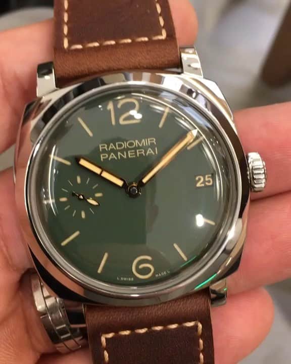 パネライのインスタグラム：「There is something so beautiful about the green they use on the dial of the #PAM736 1940’s 47mm Radiomir Limited Edition of 300 pieces.  #paneraicentral」
