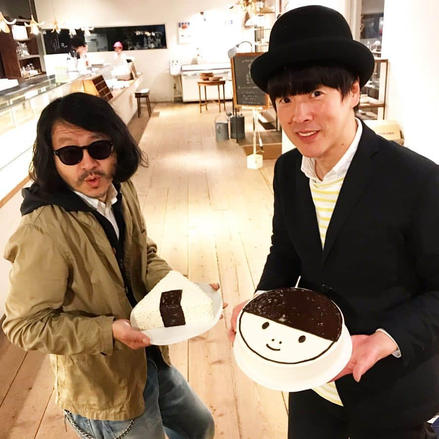 カジヒデキさんのインスタグラム写真 - (カジヒデキInstagram)「昨日はかせき君との静岡2days2日目、洋菓子の名店 キャトルエピス静岡店さんでライブでした！毎年最高に良い雰囲気のキャトルさんですが、昨日のお客さんの盛り上がり方は例年以上で、ものすごく心のテンションが上がり充実感を味わえるライブが出来ました！満員のお客さん(遠方からもありがとう！)、オーナーの藁科さん、高部さんを始め素敵なスタッフの皆さん、ありがとうございました！今年もカジヘッドケーキ、そしてかせき君のオニギリケーキ、最高に嬉しかったです✨また来年もお会い出来るよう頑張ります！」4月22日 23時47分 - hideki_kaji