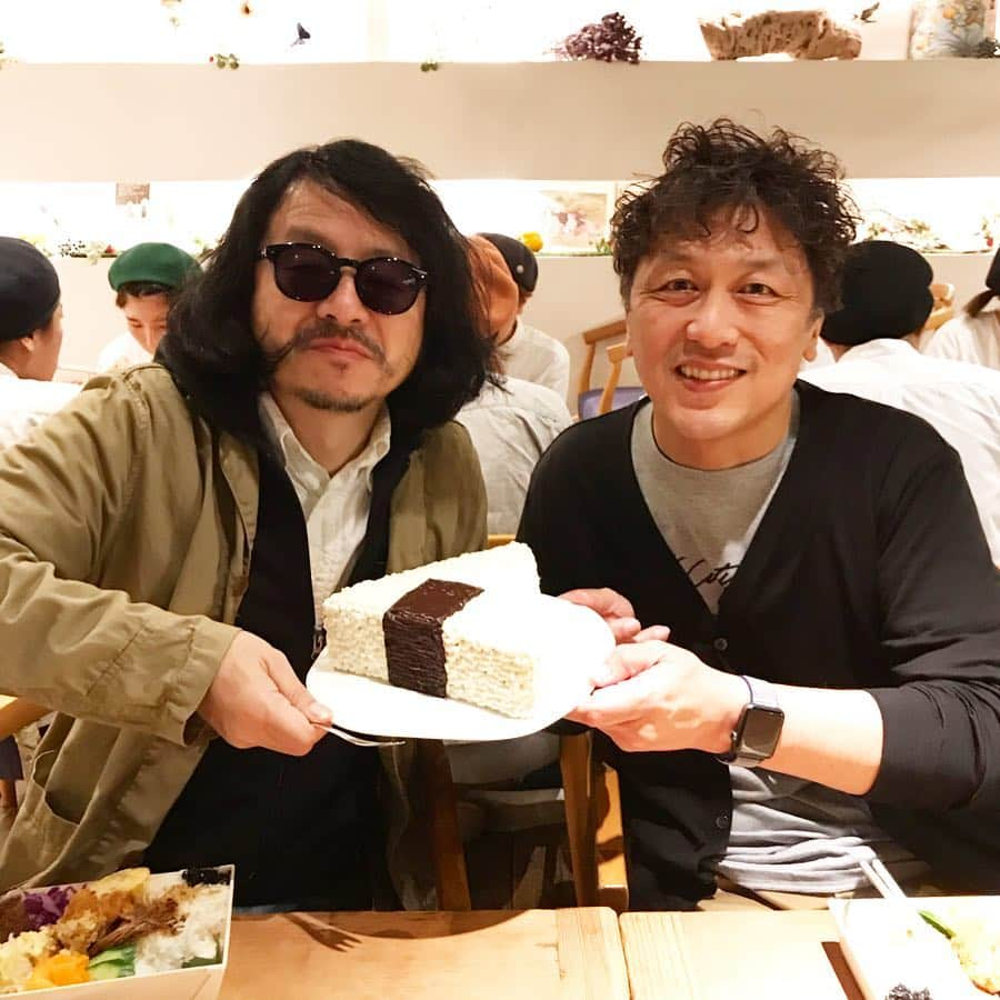 カジヒデキさんのインスタグラム写真 - (カジヒデキInstagram)「昨日はかせき君との静岡2days2日目、洋菓子の名店 キャトルエピス静岡店さんでライブでした！毎年最高に良い雰囲気のキャトルさんですが、昨日のお客さんの盛り上がり方は例年以上で、ものすごく心のテンションが上がり充実感を味わえるライブが出来ました！満員のお客さん(遠方からもありがとう！)、オーナーの藁科さん、高部さんを始め素敵なスタッフの皆さん、ありがとうございました！今年もカジヘッドケーキ、そしてかせき君のオニギリケーキ、最高に嬉しかったです✨また来年もお会い出来るよう頑張ります！」4月22日 23時47分 - hideki_kaji