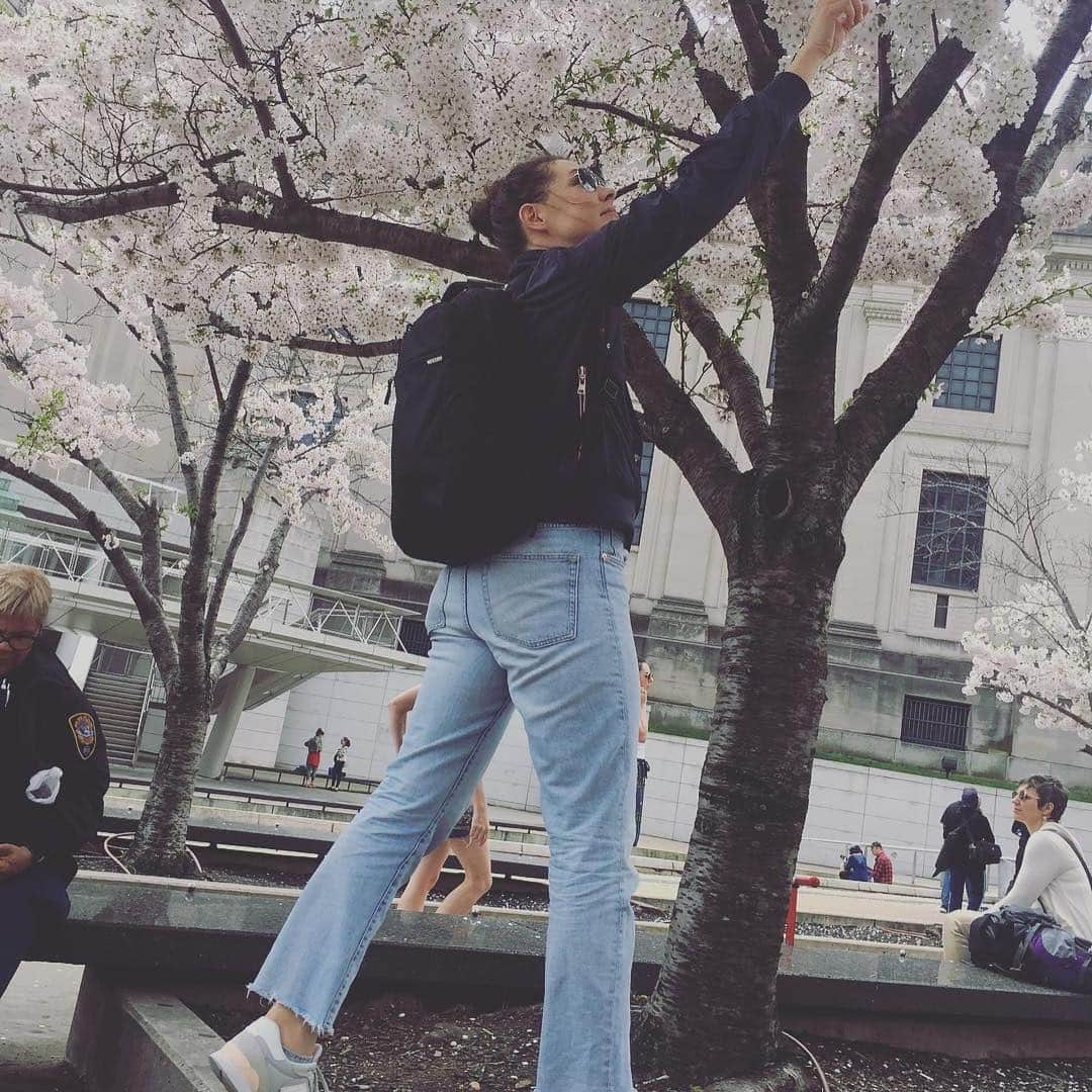 ブルックリン美術館さんのインスタグラム写真 - (ブルックリン美術館Instagram)「The sun is out, flowers are in bloom, and spring is serving major good vibes on our Plaza. Stop by for a final glimpse of our cherry blossoms 🌸 before they fall 🍃 then, tag your visit with #mybkm for a chance to be featured next. 📸 by recent visitors @scarlettroseturner @blair.the.maltipoo @cendzz @cjanestoddard @jessfg19 @joepit_addiskilla @maaaaakiko @yulkaaa @zharrell @float_for_fun_」4月22日 23時58分 - brooklynmuseum