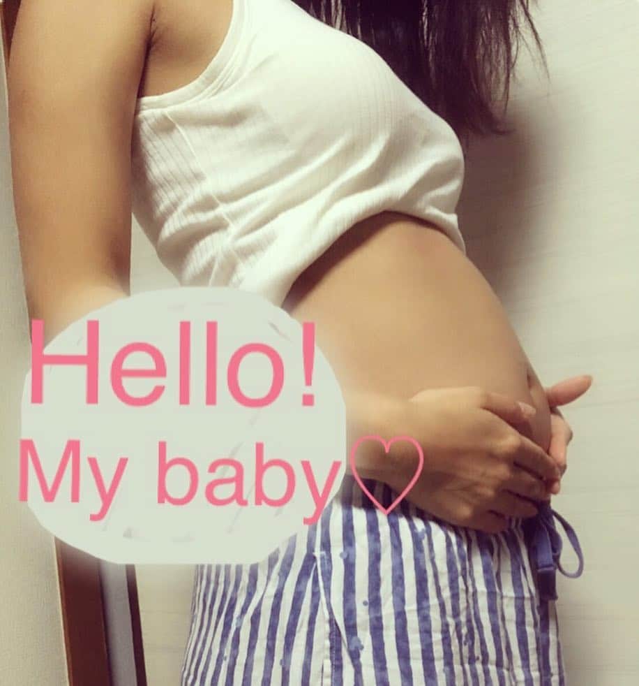 のインスタグラム：「ご報告。  安定期に入ったのでお知らせさせて下さい。  念願だった赤ちゃんが 私たちのところにやってきてくれました👶❤️ 不妊治療していて、やっと出来た赤ちゃん。  ホントにいるのかな？って感じやったけど、だんだんとお腹が大きくなってきて、やっと実感が湧いてきました。  私より、旦那サマと私の両親の喜びようが凄い…  産むの私なんですけど！ってたまになる…笑  初めての事だらけでわからない事だらけ。 先輩ママさんのアドバイスをたくさん聞いて、 残りのマタニティライフを 楽しみたいと思います。  #妊娠報告 #My baby #来てくれてありがとう #幸せ」