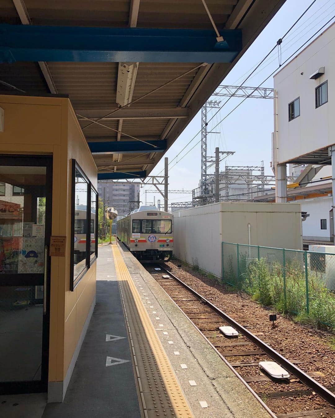 原日出子さんのインスタグラム写真 - (原日出子Instagram)「今日は 移動日🚃 ホテルに着いて 早速出かけたのは 温泉♨️ もう 乗り日の楽しみになってきましたw 岩盤浴 1時間くらいして それからお風呂をゆーっくり堪能して ちょっと喉を潤してから またお風呂に入って温まって…4〜5時間いたかなぁ〜〜 昼間暑かったので 帰り道 夜風に吹かれて とても気持ちがよかったです💖 夕飯は 近くのお店で ゆっくりと 馬刺しやら 旬のホタルイカやら 色々少しずつ頂いて お腹も丁度良く満たされました👍 後半戦に向けての エネルギーを充電して ゆっくり休めました(o^^o) #芝居の旅 #温泉大好き #美笹の湯 #馬刺し」4月22日 23時50分 - hara_hideko