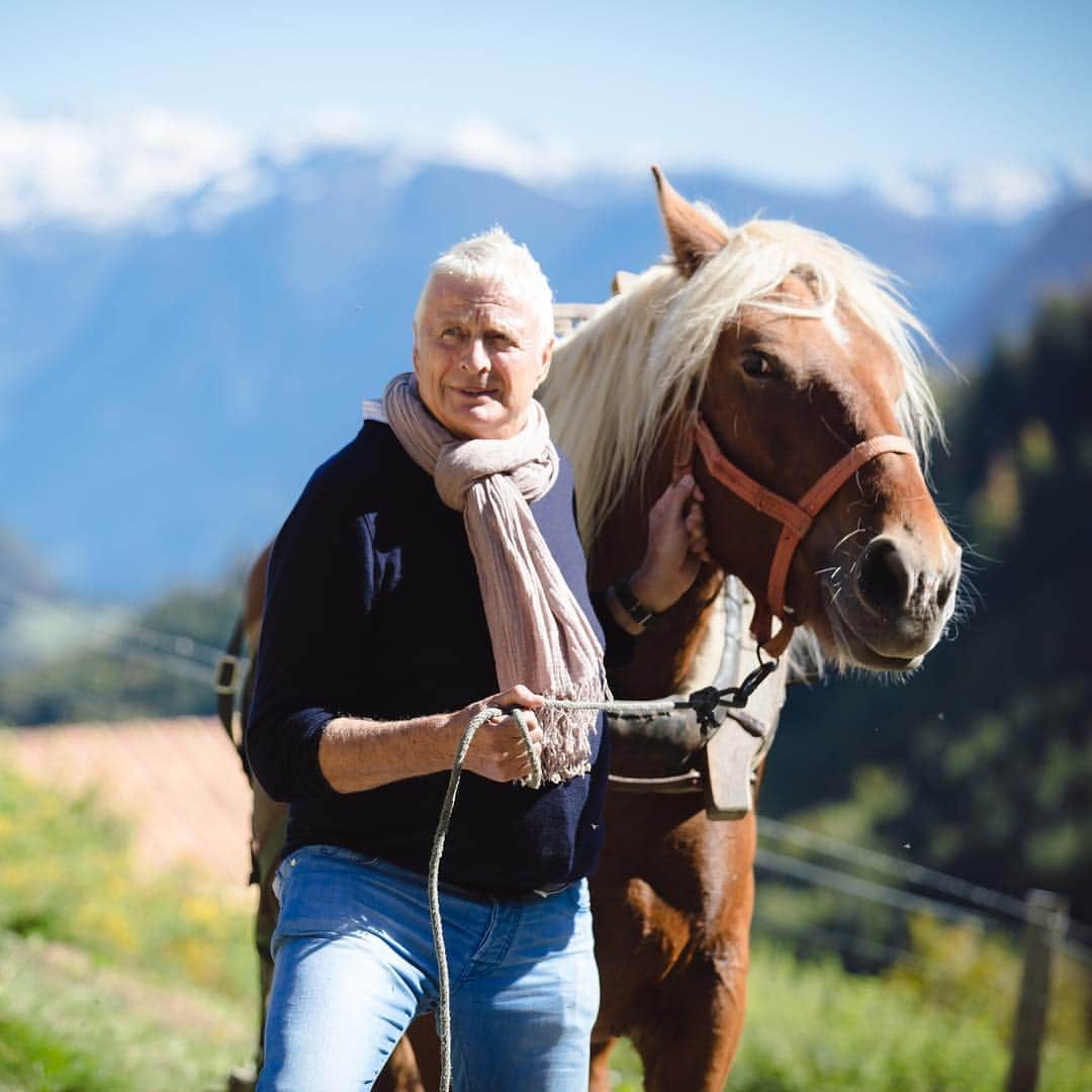 Clarins Españaさんのインスタグラム写真 - (Clarins EspañaInstagram)「En este Día de la Tierra,  Christian Courtin-Clarins nos da la bienvenida a la Hacienda Clarins: símbolo de nuestro compromiso con la protección de la Tierra y nuestra ambición por un futuro más verde. 🌱  #Clarins #TúAnteTodo #DíaDeLaTierra #EarthDay」4月22日 23時55分 - clarinsespana