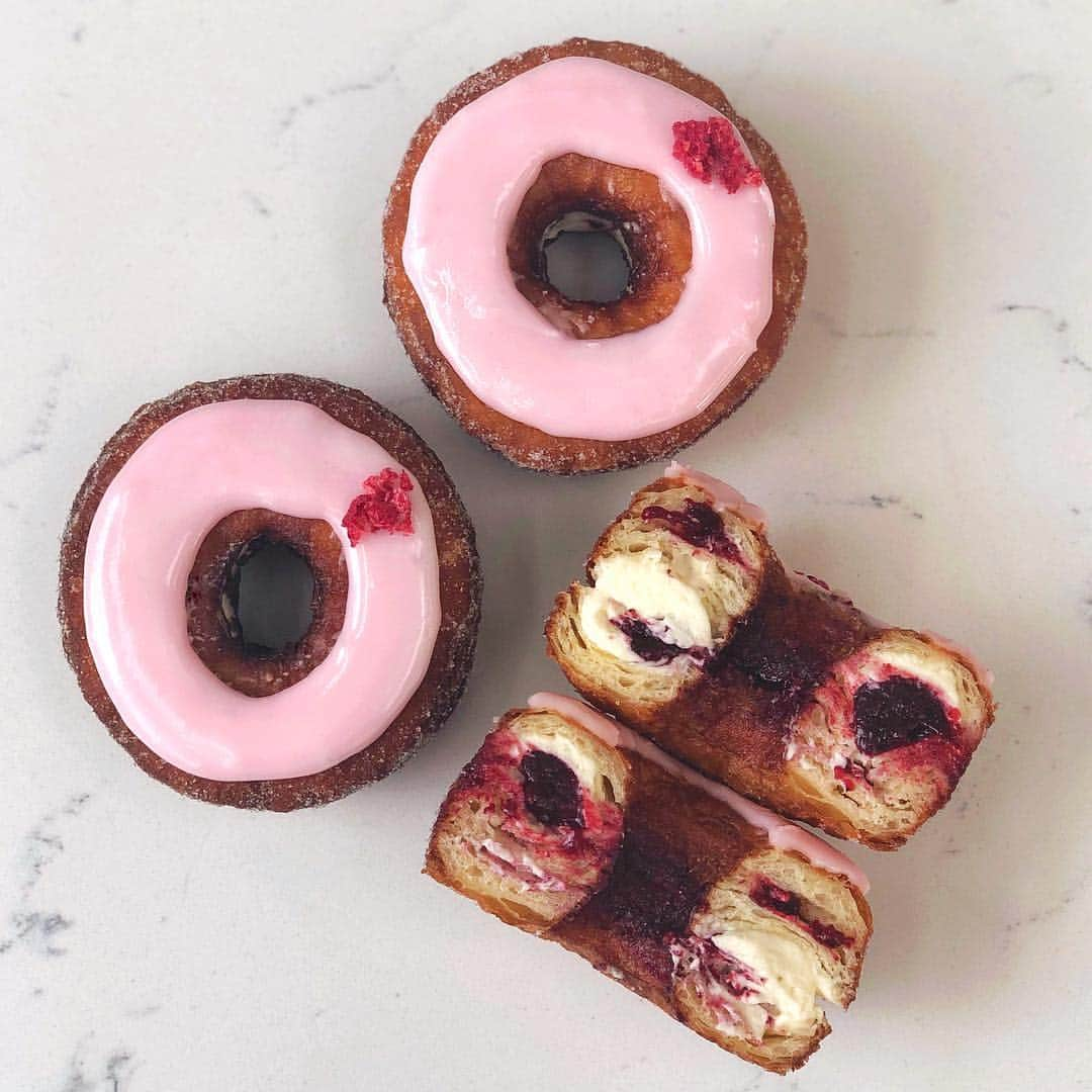 DOMINIQUE ANSEL BAKERYさんのインスタグラム写真 - (DOMINIQUE ANSEL BAKERYInstagram)「May’s Cronut® flavors from around the world: - Summer Berry (strawberry, raspberry, & blueberry) Mascarpone in NYC, with homemade red berry jam and mascarpone ganache - Neopolitan at @dominiqueansella, with strawberry jam, milk chocolate ganache, and vanilla sugar - Apricot Honey Chamomile at @dominiqueansellondon, with apricot jam and honey chamomile ganache  Starts May 1st, preorders are up at CronutPreorder.com (for NYC & LA pick-ups) and DominiqueAnselLondon.com (for London pick-ups). #Cronut」4月22日 23時55分 - dominiqueansel