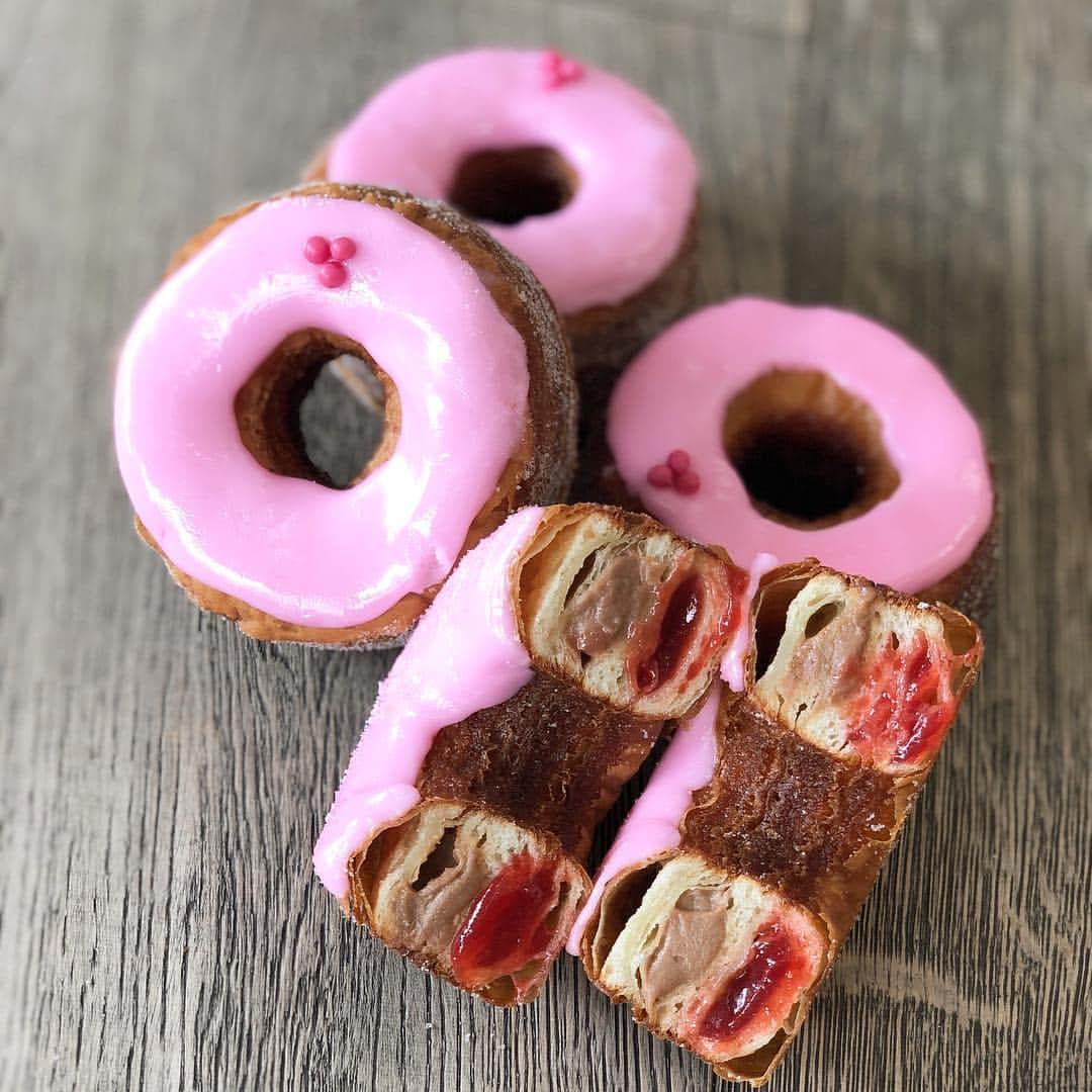 DOMINIQUE ANSEL BAKERYさんのインスタグラム写真 - (DOMINIQUE ANSEL BAKERYInstagram)「May’s Cronut® flavors from around the world: - Summer Berry (strawberry, raspberry, & blueberry) Mascarpone in NYC, with homemade red berry jam and mascarpone ganache - Neopolitan at @dominiqueansella, with strawberry jam, milk chocolate ganache, and vanilla sugar - Apricot Honey Chamomile at @dominiqueansellondon, with apricot jam and honey chamomile ganache  Starts May 1st, preorders are up at CronutPreorder.com (for NYC & LA pick-ups) and DominiqueAnselLondon.com (for London pick-ups). #Cronut」4月22日 23時55分 - dominiqueansel