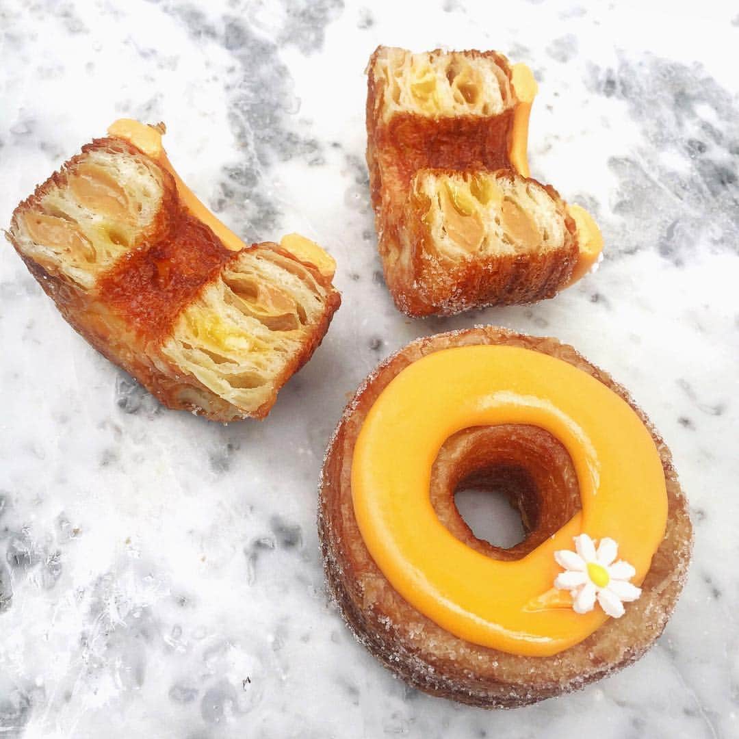 DOMINIQUE ANSEL BAKERYさんのインスタグラム写真 - (DOMINIQUE ANSEL BAKERYInstagram)「May’s Cronut® flavors from around the world: - Summer Berry (strawberry, raspberry, & blueberry) Mascarpone in NYC, with homemade red berry jam and mascarpone ganache - Neopolitan at @dominiqueansella, with strawberry jam, milk chocolate ganache, and vanilla sugar - Apricot Honey Chamomile at @dominiqueansellondon, with apricot jam and honey chamomile ganache  Starts May 1st, preorders are up at CronutPreorder.com (for NYC & LA pick-ups) and DominiqueAnselLondon.com (for London pick-ups). #Cronut」4月22日 23時55分 - dominiqueansel