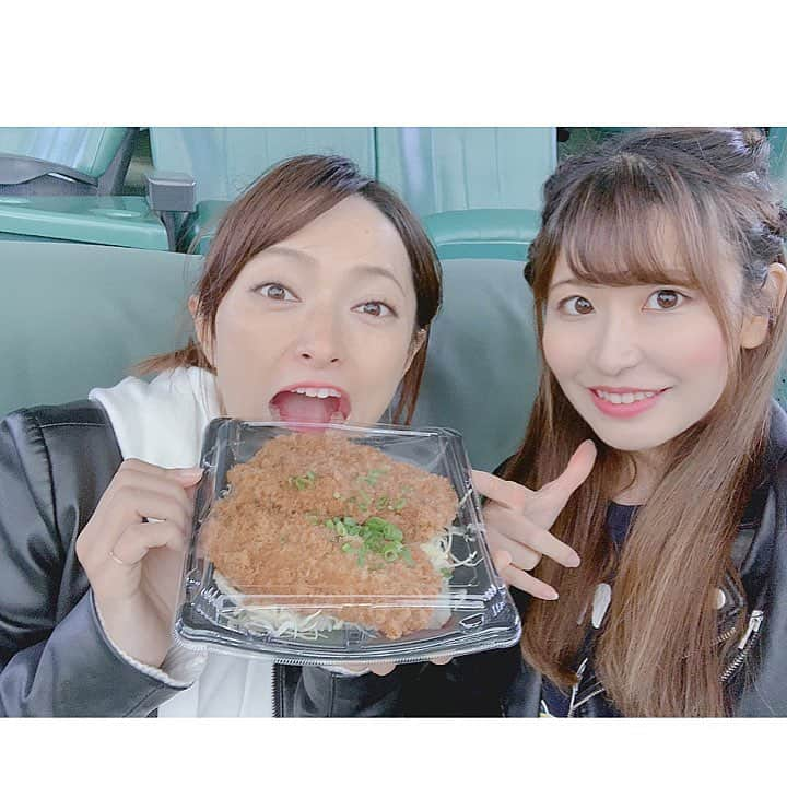 上村彩子さんのインスタグラム写真 - (上村彩子Instagram)「この前まこちゃんとファームの試合へ行ってきたよ✨ いつもと違う雰囲気のメットライフドーム。 改めて広いなぁ〜と思って、すごく気持ちよくて居心地がよくて。 ずっといたいーと思った😊 . ライナやレオにもいっぱい会えたの！ わらじカツも食べた〜！ 今まで売ってたっけ！？初めて知ったよ😳 秩父でめっちゃ美味しかったからメラドで食べられて嬉しかった✨ まこちゃんも「美味しい〜！」って言ってくれた💕 . 榎田選手内海選手松本選手が登場した貴重な日に行けて嬉しかったな(*´艸`*) まこちゃんありがとうー☆ #seibulions #埼玉西武ライオンズ #ライナ #杜野まこ #わらじカツ #秩父名物 #美味しいよ #さっぱりしてるの #ファーム #新鮮 #今後はファームの試合もチェックしたいな」4月22日 23時56分 - ayako_uem