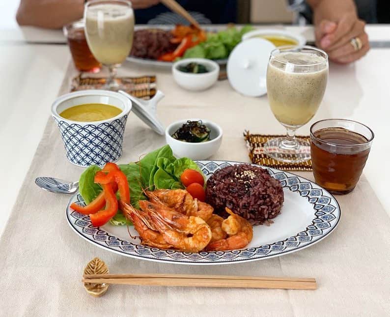 のインスタグラム：「. 娘もお手伝いしてくれて作ったランチ☺︎ そんなお昼ご飯のメニューは @sayaka_nakamura3 にアップしています🍳 . 夫も娘も大好きなかぼちゃのスープの作り方は⬇︎ . ①玉ねぎ1個とかぼちゃ1/4を1cm幅くらいにスライスしたら鍋へ。 玉ねぎとかぼちゃが隠れるくらいの水を入れたら柔らかくなるまで煮る . ②水分が飛んだ分適当に牛乳と塩小さじ1/2、はちみつ小さじ1を入れてミキサーにかけたらできあがり . 素材の味だけで充分美味しいのでコンソメなどは使わずに、足りなかったら塩で味を調整してみてください😊 . 子供にはそのままで（1歳未満の子にははちみつ抜きで）、 大人にはホワイトペッパーをふると味が締まりますよ👌 . 私の分が無くなるほど娘がおかわりしてくれるかぼちゃのスープ🎃 次は倍で作ろっと！ . . #「夫婦のきずなごはん」&「1回のお買い物で3日献立　夫婦のきずなごはん」発売中  #タイ生活 #ブリーラム #buriram #タイで作る日本食 #อาหารญี่ปุ่น #การปรุงอาหาร #細貝家の食卓 #おうちごはん #料理 #盛り付け #テーブルコーディネート #疲労回復メニュー #免疫力アップメニュー  #アスリート飯 #時短レシピ #料理本 #料理好きな人と繋がりたい #cooking」