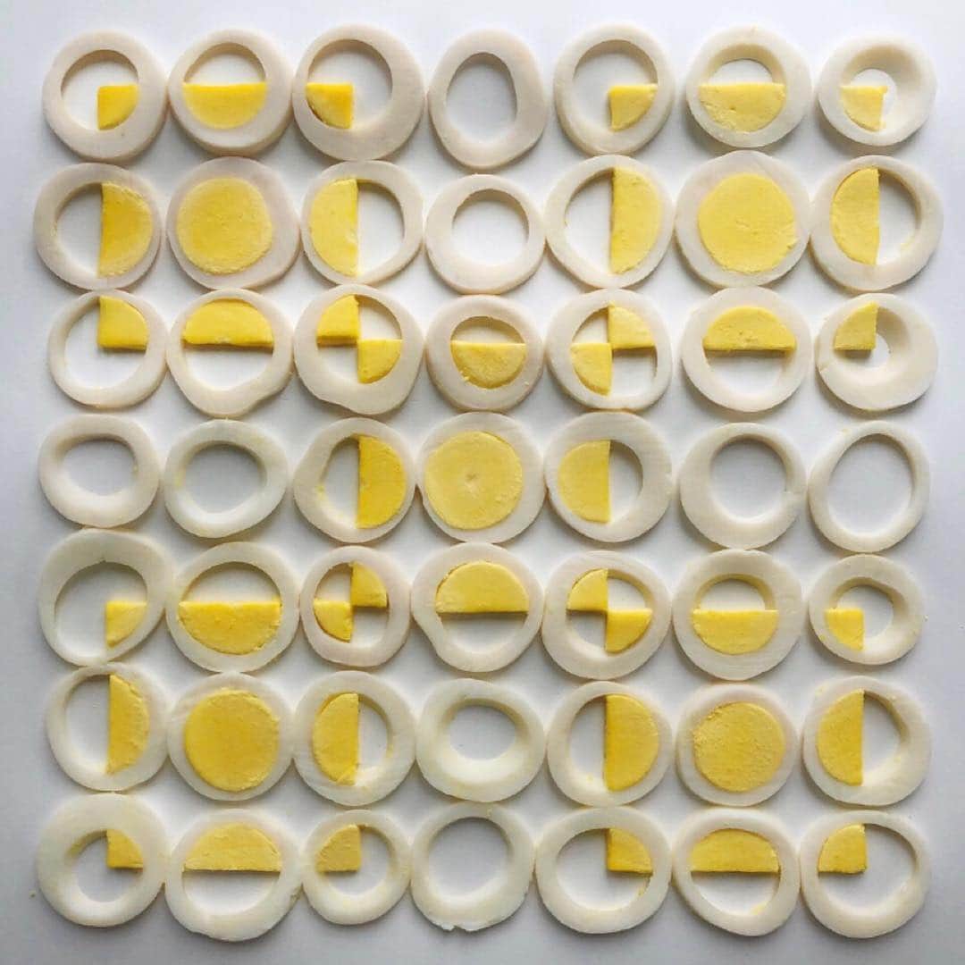 Design Milkさんのインスタグラム写真 - (Design MilkInstagram)「Don’t feel like eating all your Easter eggs? 🥚 You can make #art with them instead! \\\ photo by @witenry」4月22日 14時59分 - designmilk