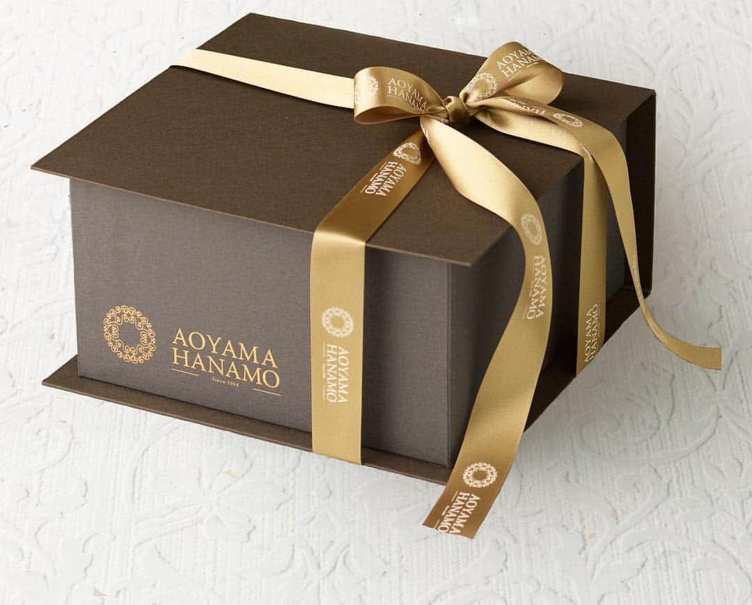 AOYAMA_HANAMOさんのインスタグラム写真 - (AOYAMA_HANAMOInstagram)「今年の母の日は、一味違った贈り物をお考えの方に。青山花茂オリジナルのボックス入りアレンジメントをおすすめします。 写真の「ラ・ローズ」は、最高級のバラだけでお作りしました。一見花が入っているとは分からない見た目の箱の蓋を開けると、フレッシュなバラの香りが広がり、美しく柔らかな花色に癒されます。サプライズも手伝って、お母さまも思わず笑顔なるフラワーギフトです。 - - - #flower #flowers #flowershop #florist #tokyo #aoyama #webstagram #flowerstagram #instagood #followme #花 #花屋 #フラワー #マクロ萌え部 #ザ花部 #花のある暮らし #花のある生活 #花育 #東京 #青山 #表参道  #バラ #rose #母の日 #母の日ギフト #mothersday #ボックスフラワー #ギフト #フラワーギフト #パステルカラー」4月22日 15時00分 - aoyama_hanamo