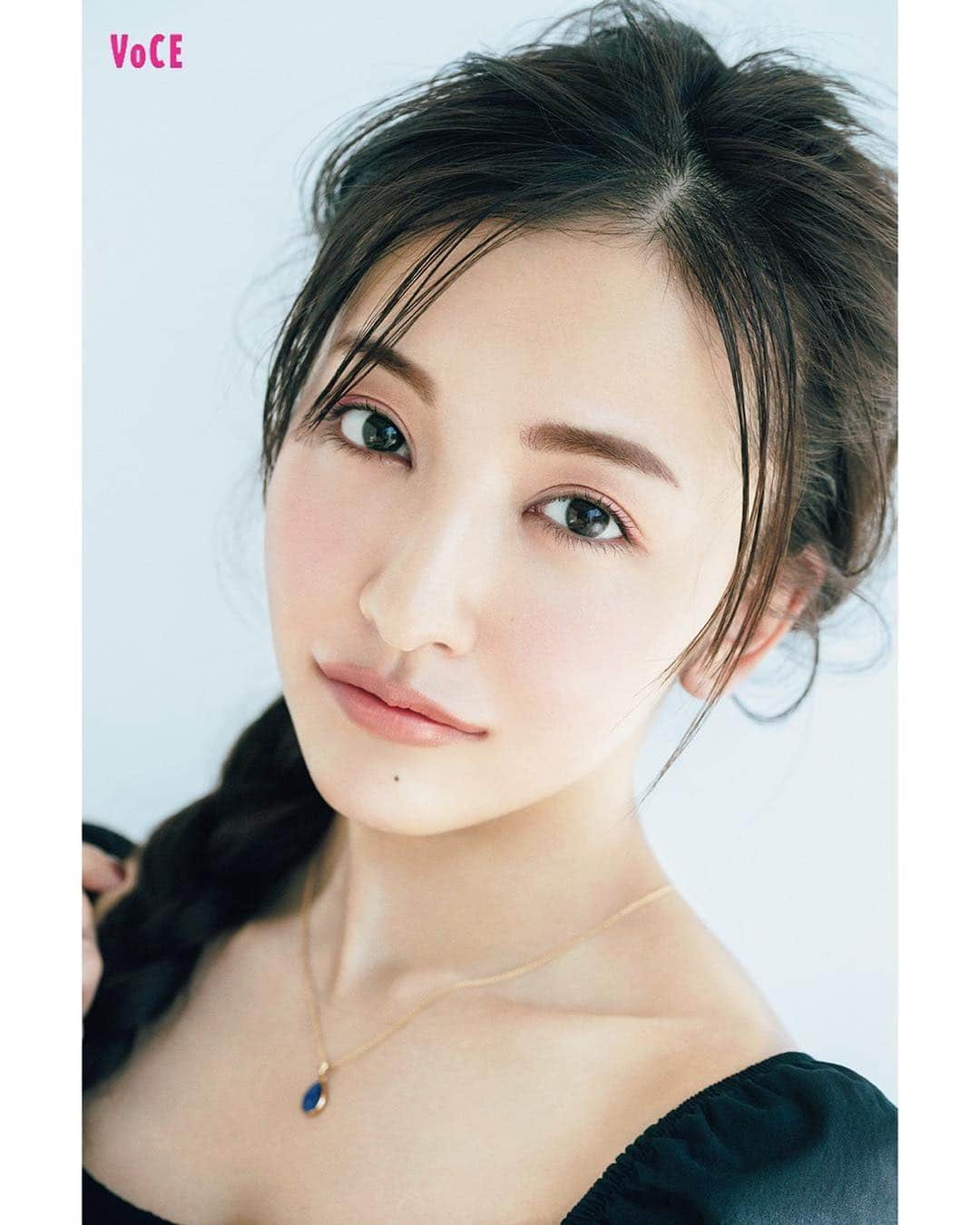 板野友美さんのインスタグラム写真 - (板野友美Instagram)「VOCE ６月号 発売中です💙  是非ご覧ください💙  @vocemagazine @kaorimake」4月22日 15時13分 - tomo.i_0703