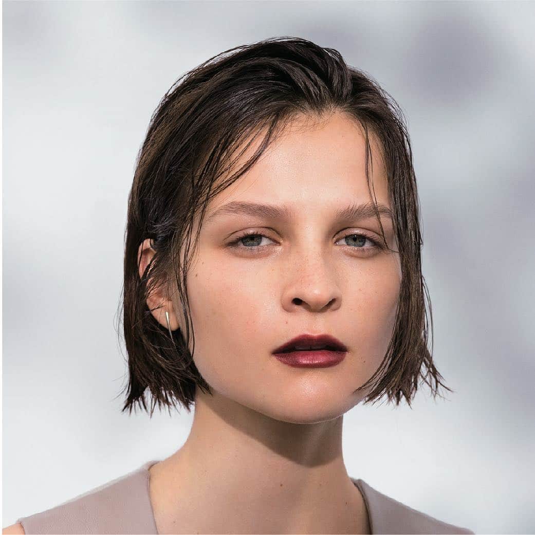 のインスタグラム：「. john masters organics . Hair Styling Collection . "Wet Look" .  オイルとツヤ出しジェルで作り上げるのは、おしゃれ上級者の雰囲気を醸し出すウェットスタイル。湿ったようなツヤ感と自由な動きを、長時間キープ。 .  1. ハーフウェットの髪全体に[ナリッシングデフリザー N ] を塗布します。 .  2. [ シャインオン]を少量手にとり、髪の生え際を起こすように塗布します。 .  3. なでつけてコンパクトにまとめたり、前髪を自由にかきあげたりしてスタイリングし、完成。 .  #naturalbeauty #cleanbeauty #ecobeauty #beauty #crueltyfree #natural  #nontoxicbeauty  #crueltyfreebeauty #wellness #nontoxic #allnatural #ecochic #plantbased #johnmasters #johnmastersorganics #perfectlynatural #perfectlynaturalbeauty #crueltyfree #ジョンマスターオーガニック　#ジョンマスター　#スタイリング　#スタイリング剤」