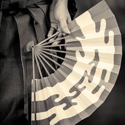 Takahiroのインスタグラム：「🇯🇵🇯🇵🇯🇵 Zeami published his theories on the performing arts in his 'Fushi kaden.' ㅤ 元役者だった自分は今でも覚えているのは オーディションに合格した次の日の出来事だった ㅤ 事務所に呼ばれ来賓客室で待っていると ゼネラルマネージャーが入って来るなり 私のdemo DVDと書類と実績証明を 目の前で破り捨て、ゴミ箱に投げられ ㅤㅤ 「勘違いするなよ、 お前ら役者は何も価値を生み出さないんだよ」 罵倒された ㅤ 当時の私は 酷く落ち込み、怒り心頭になって こいつを絶対ぶち抜いて突き抜けてやる思ったが ㅤ でも今思えば、 MGが本当に言いたかった 言葉の本当の意味が分かる気がする ㅤ ㅤ ㅤ ㅤ 自分のアーティストとしての人生論のなかで 今でも参考にしてる「能楽」の世界。  世阿弥は人生の中で花(魅力)は長くは続かない。 人生には3つのステージがあると言っている。 ㅤ １、少年期で舞を美しく舞えるようになると愛らしさから周囲から褒められておごりの気持ちが出る。この時に初心となり、勉強し直すことが大切。(新人の珍しさによる人気を本当の人気と思い込むのは「真実の花」には程遠い、そういう時こその準備を忘れず稽古に励むと記している) ㅤ ２、年を重ねて肉体的なピークである30代半ばになれば少年期の様な愛らしさはなくなり次の初心がくる。経験を積めば名人と呼ばれる人に勝利することもあろうが、そんな時に達人になったと思い込むことを「あさましきことなり」と記している。 己を「真の花」とする準備は怠らず稽古に励まなければならない。 ㅤ ３、老後の風体に似合うことを習うのは老後の初心であると書かれ、老いたからといって花が終わるわけではない。 (世阿弥の父、観阿弥の逝去の直前に舞うあまり動かず控えめの「奉納の舞」を「老木に咲く一輪の花」と本当の美しい理想の能と見出だす) 老いることも新しい試練であり人生のチャレンジである。 ㅤ ㅤ ㅤ 能楽の世界で とても有名な言葉がある ㅤ おそらくMGは 合格した私にこの芸能で渡り歩く為の 強烈な杭を打ってくれたのだと 今でも感謝している。 ㅤ ㅤ ㅤ 初心忘ルベカラズ ㅤ コノ句、三箇条ノ口伝アリ ㅤ 是非ノ初心忘ルベカラズ 時々ノ初心忘ルベカラズ 老後ノ初心忘ルベカラズ ㅤ ㅤ ㅤ #元役者 ㅤㅤ#時代劇 ㅤㅤㅤㅤㅤㅤ#殺陣 ㅤㅤㅤㅤ#アーティスト ㅤ#演技論 ㅤㅤㅤㅤㅤㅤㅤㅤㅤㅤ#芸能 #能楽 ㅤㅤㅤㅤㅤㅤㅤㅤ#人生観 ㅤ ㅤ ㅤ#spiritual #chakra #zen #healing #mindful ┈┈┈┈┈┈┈┈┈┈┈┈┈┈┈┈ ㅤ ◇◆Instagram active user introduction◆◇ ㅤ ㅤ頻度に私のaccountにlikeやｺﾒﾝﾄ頂いているユーザー & 新たに独断と偏見の【great photo認定様】を毎投稿時にご紹介致します。 ㅤ ㅤ頻度に私のアカウントお越しくださり有難うございます😀✨ 日本の若き#gymnast 見る限り君は将来日本代表の才能があります間違いない。今から戦略練って候補者を出し抜きましょう👍❇️私は応援してます😌 こちらのアクティブユーザー様の応援follow是非宜しくお願い致します。 🔽 Follow us👉( @rayin.0809 ) 🔼 This is Instagram Active account! Please support and follow!! ㅤ ■毎回ランダム選考紹介しています ㅤ ┈┈┈┈┈┈┈┈┈┈┈┈┈┈┈┈ 📮芸能お悩み相談窓口📮 現役制作兼アーティストTakahiroによる 芸能お悩み相談所📥 Followerして下さったお客様にはご相談お受け致します。 一人で悩まず先ずはご相談DM📩 Thank you for watching! I will do push like,if I have time! 毎回お越し下さるﾌｫﾛﾜｰ様常々感謝申し上げます😌 ㅤ #宇宙 #愛 #スピリチュアル #ヒーリング  #メンタル #ヨガ #マインド」