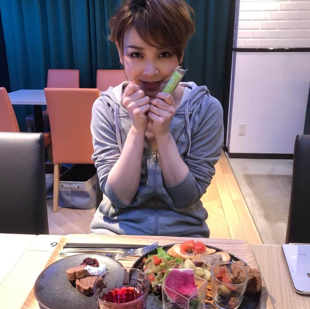 初嶺麿代さんのインスタグラム写真 - (初嶺麿代Instagram)「「nu dish Deli & Cafe」GINZA 4 STUDIOのライブ無事終了しました✨ 一部ゲストは#元劇団四季 で#ミュージカル俳優 の#五大輝一さん。 二部ゲストは#元宝塚 #娘役 #城咲あい ちゃん。 2人ともいつも大変お世話になっている#仲間 (ﾟ∀ﾟ) セットリストも違うのですが、昼夜全く違うテイストのショーになり、とぉーっても楽しい一日でした。輝一さん、あいちゃん。そして何よりも御来場下さいましたお客様。 ありがとうこざいました！！ #ヴィーガン料理 昼夜間で頂きました。 #美味しかった (ﾟ∀ﾟ) #銀座 #nudish #宝塚og #スペシャルライブ #感謝」4月22日 15時10分 - hatsunemayo