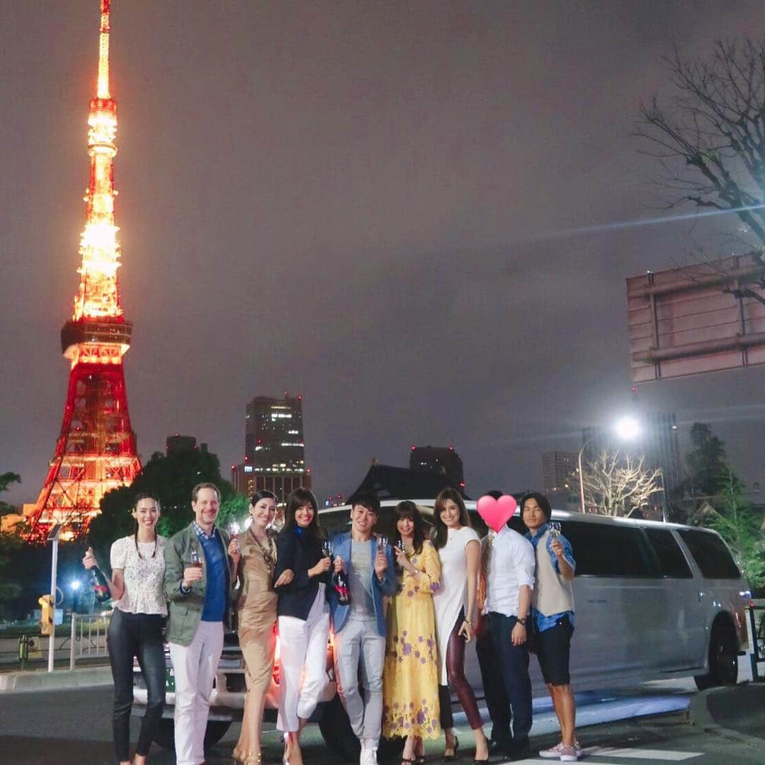 えれなさんのインスタグラム写真 - (えれなInstagram)「Dinnerの後に都内をドライブ✨✨ 東京タワーや、レインボーブリッジの前で記念撮影しました🤗  平成もまもなく終わりだけど、、昭和なトレンディドラマ感🤣  皆んなといると、いつもお腹が筋肉痛になるくらい笑ってます💗  @ghmumm_jpn  #happybirthday」4月22日 15時10分 - elena1982312