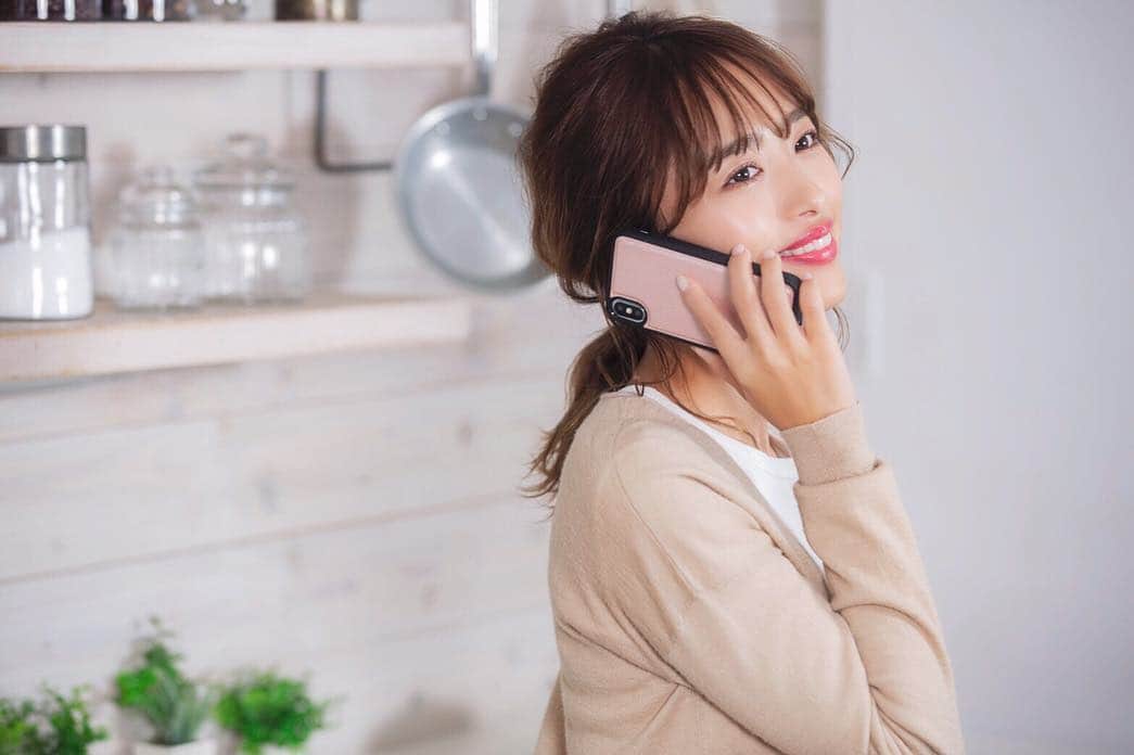 近藤千尋のインスタグラム：「この前撮影したCM、 SARTORIA MODAテレビCMが 本日から放送されます📺❤️ 手帳とケースを取り外しできて シーン別に使い分けれます☺️✨ @collaborn_tokyo で 販売してます🌈❤️ 私も注文したので届くのが楽しみです😘 #SARTORIAMODA #サルトリアモーダ #2WAYケース」