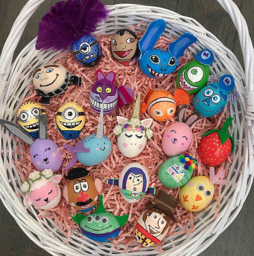 ミランダ・コスグローヴのインスタグラム：「Hope everyone had an amazing Easter! 🐰🥚🐥Here are my annual Easter Eggs. See if you can figure out which characters they are!」