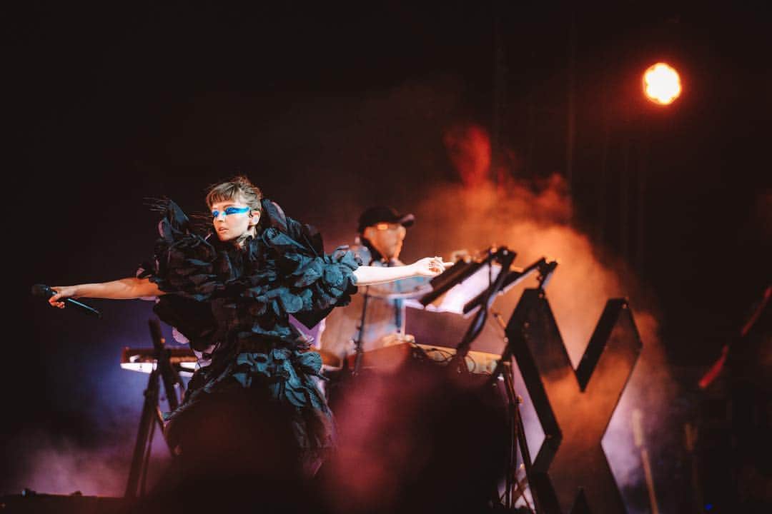コーチェラのインスタグラム：「@chvrches forever 📷: @charles.reagan」