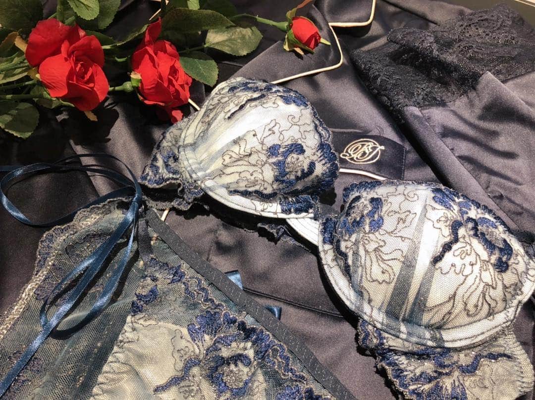 Ravijour札幌4丁目プラザ店のインスタグラム：「#onsale  大人気のスモーキーフラワー 新色🌸💕 詳しくはBLOG書きました！ TOPのURLから飛んでください✈︎ #ravijourofficial  #ravijourstaff  #ravijoursapporo  #ラヴィジュール」